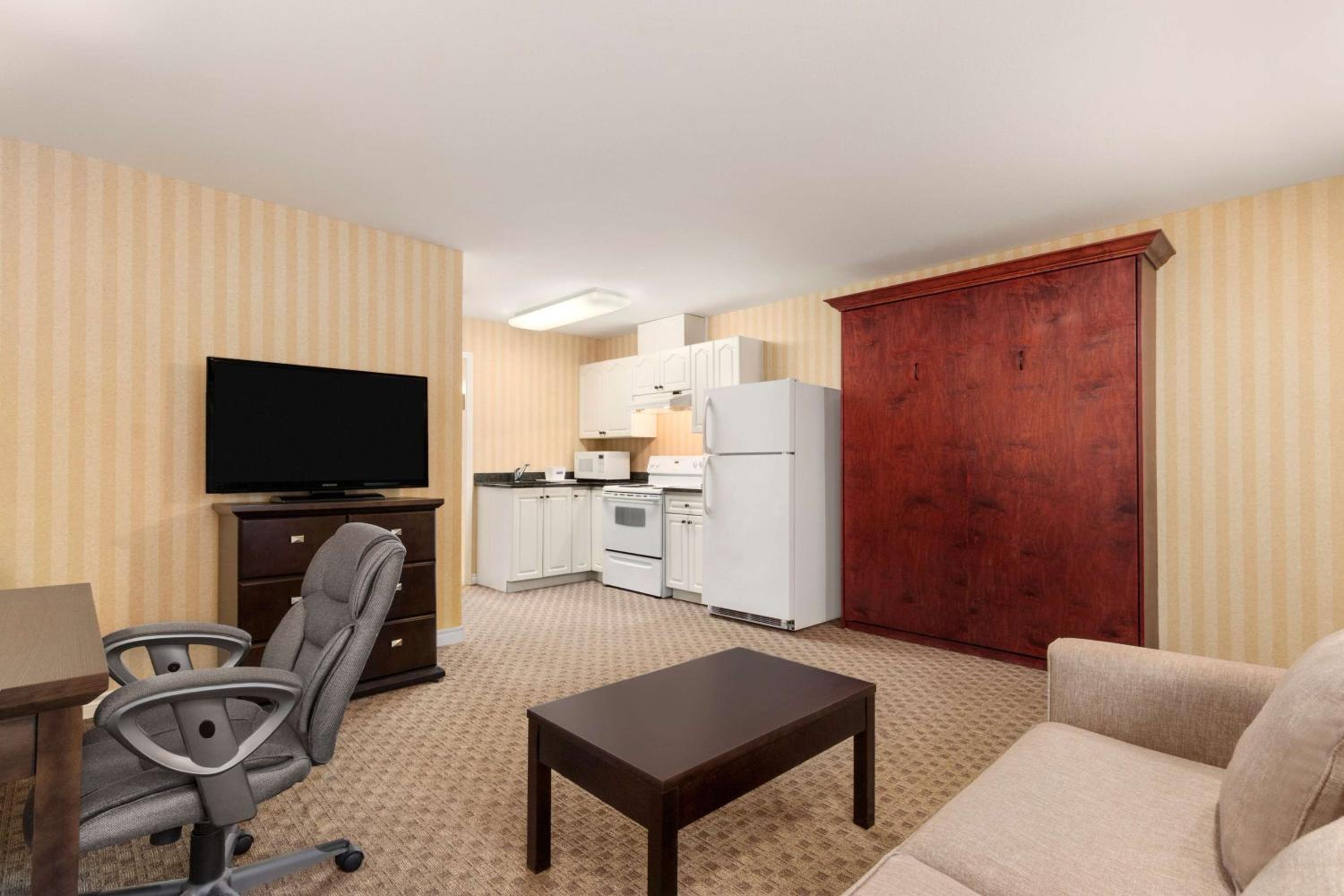 Queen  Suite, Non-Smoking - Photo 2