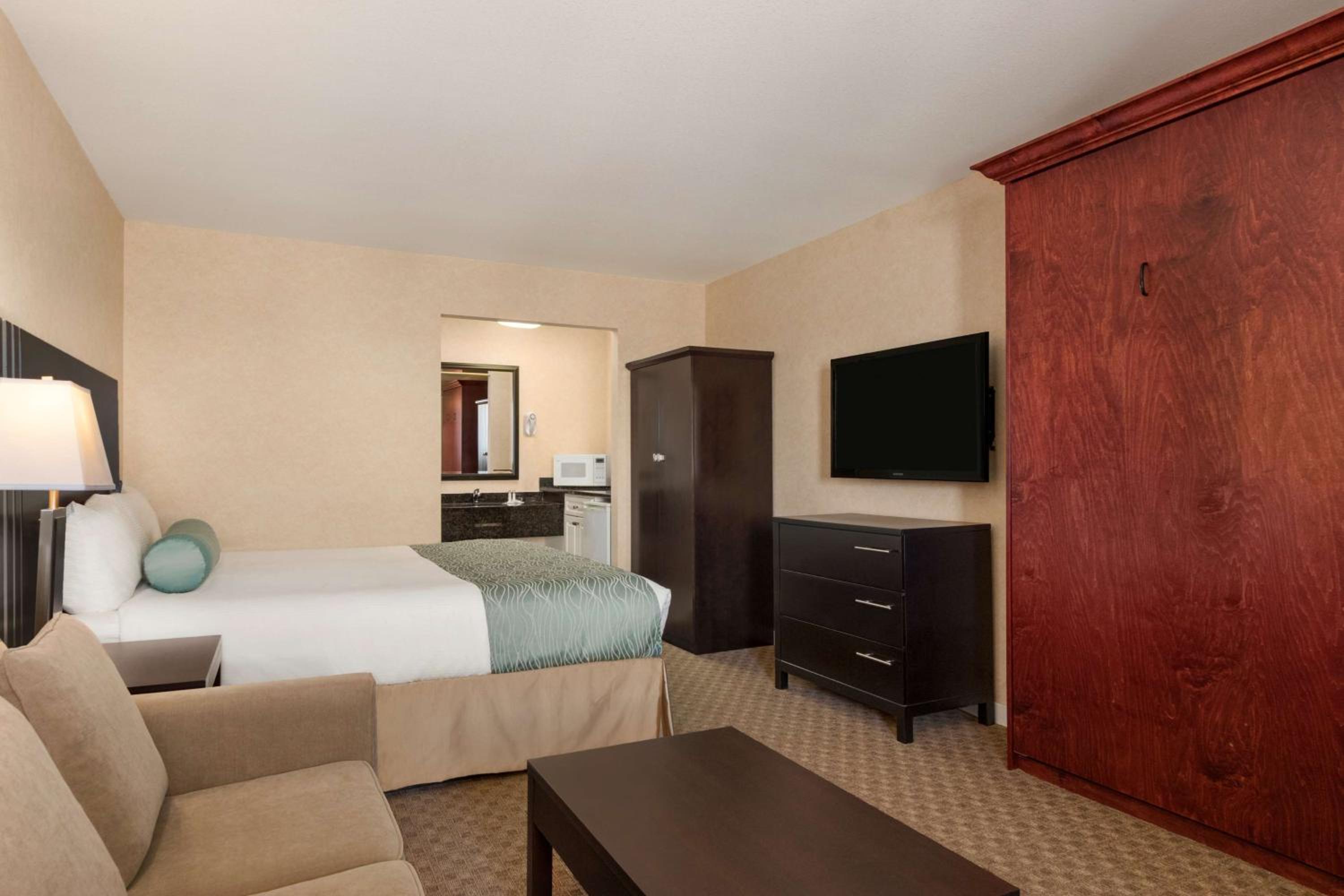 King Room with Murphy Bed - Photo 2