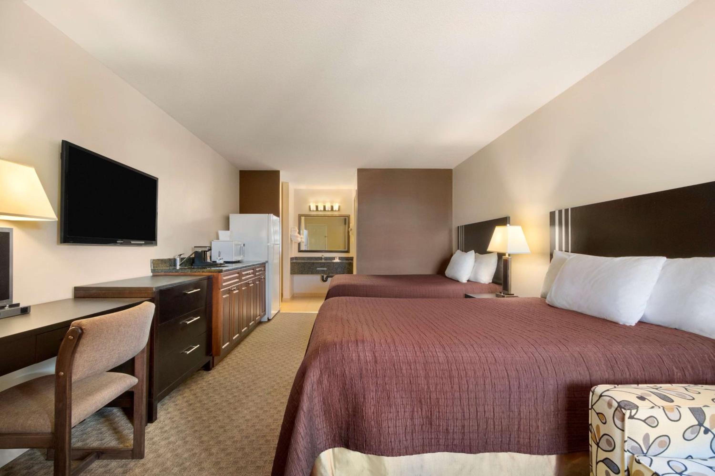 Queen Room with Two Queen Beds - Photo 4