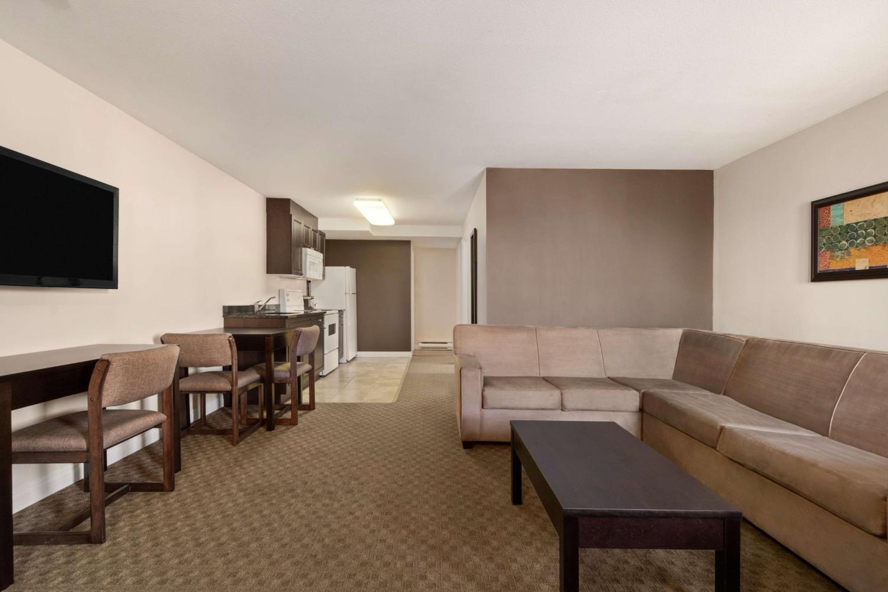 Two Bedroom Queen Suite with Full Kitchen - Photo 1