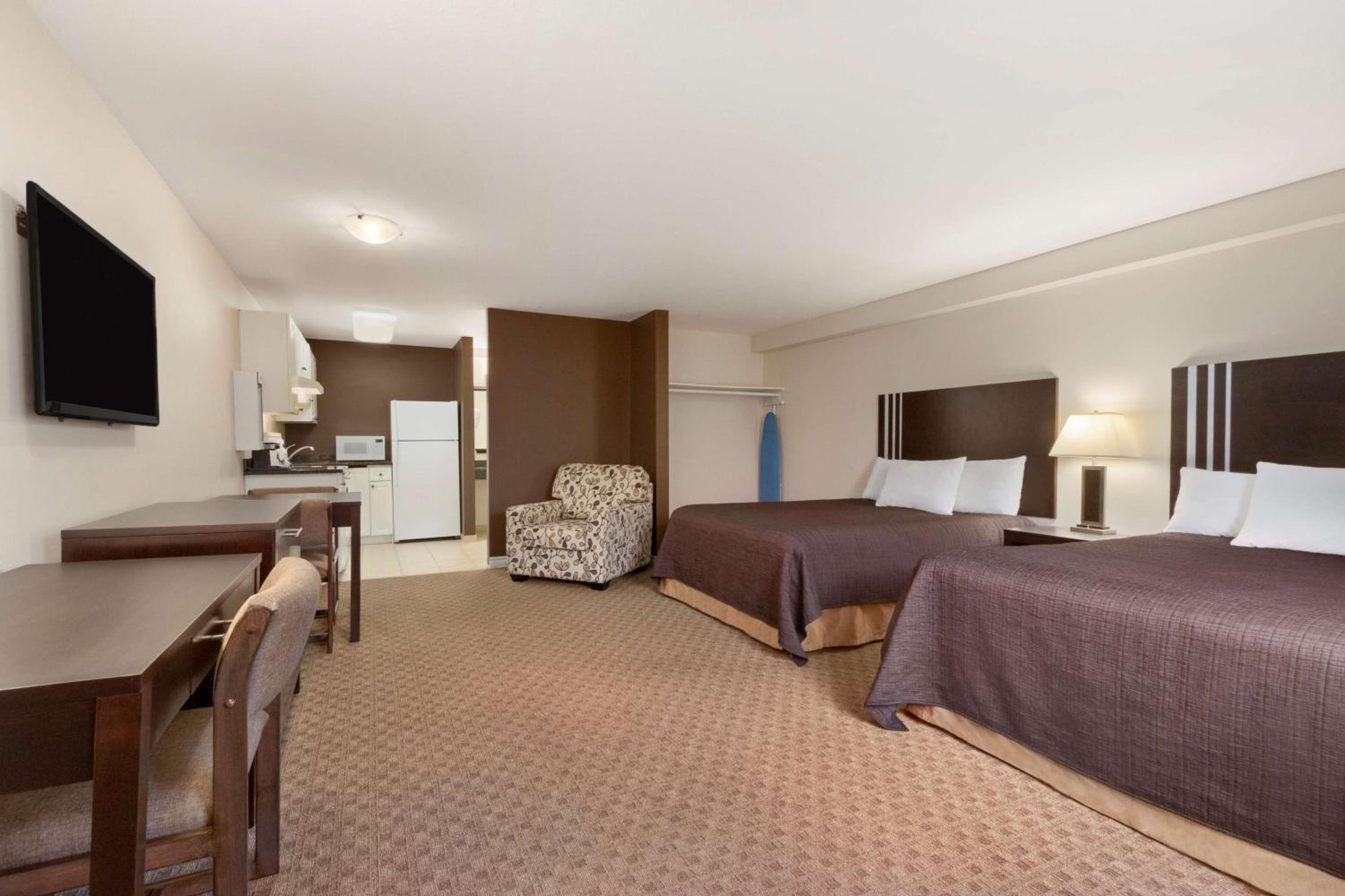 Two Queen Beds with Full Kitchen - Disability Access - Photo 1