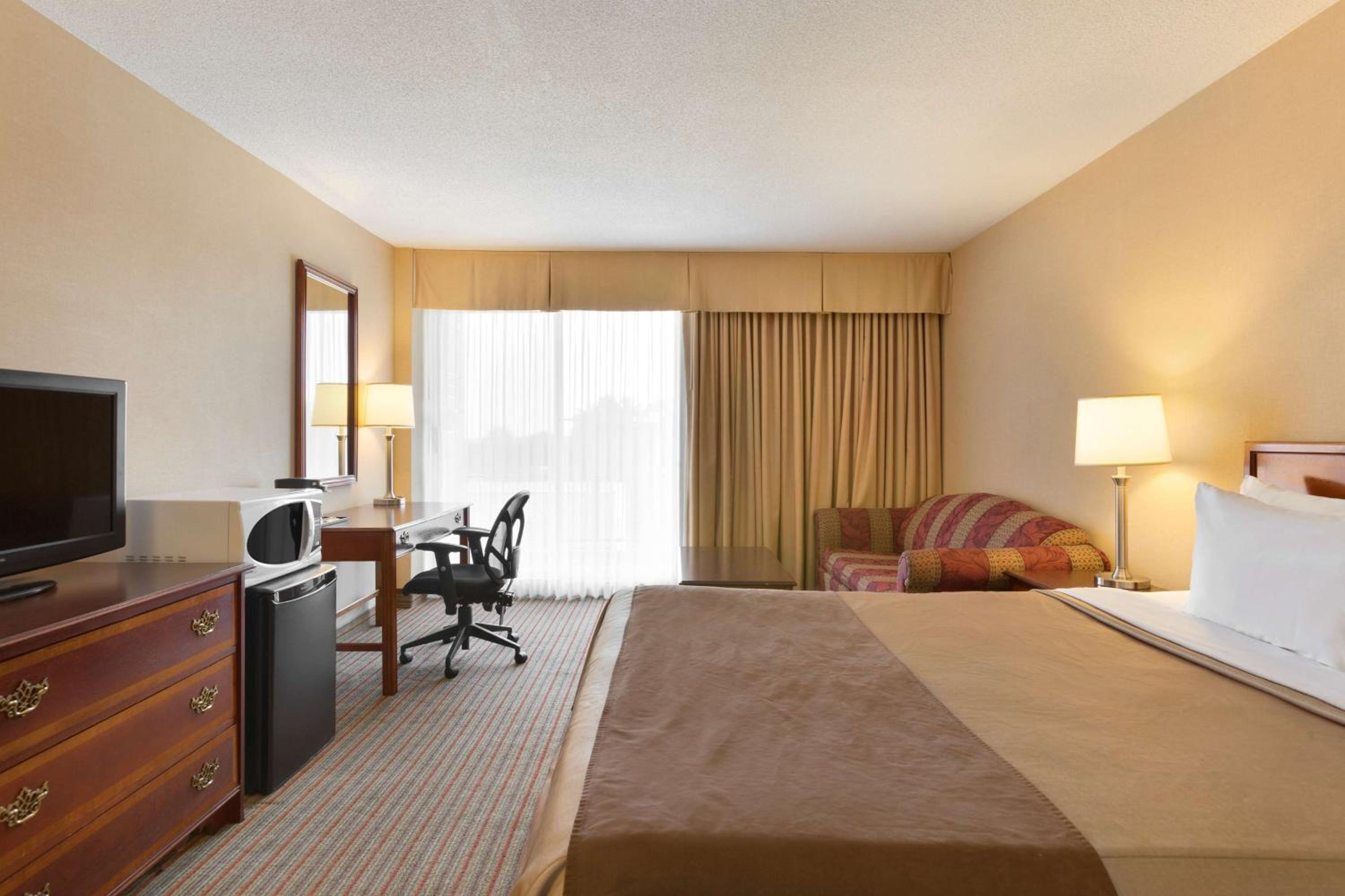 Deluxe Queen Room with City View - Non-Smoking - Photo 4