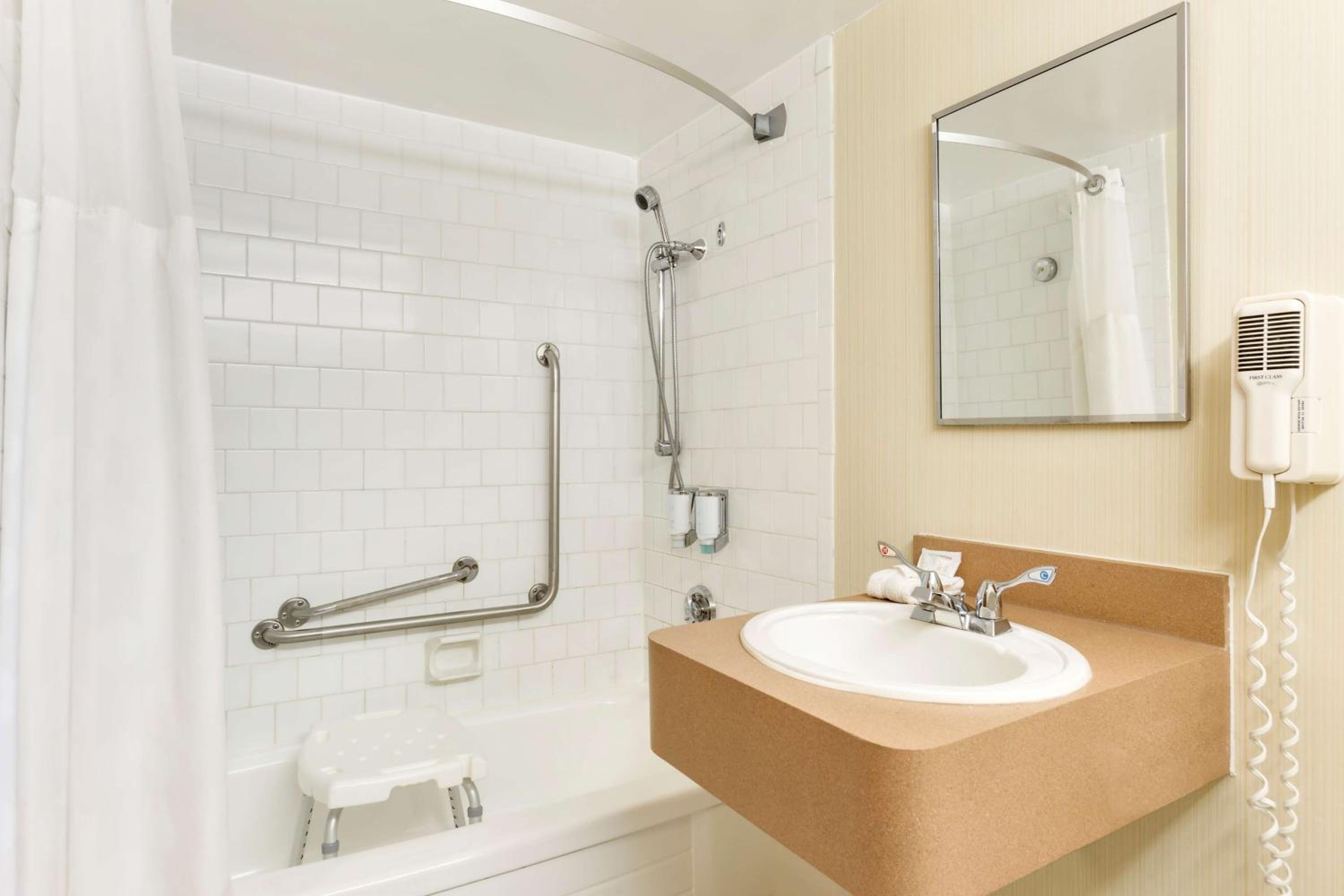 Queen Room with Two Queen Beds and City View - Mobility Access/Non-Smoking - Photo 4