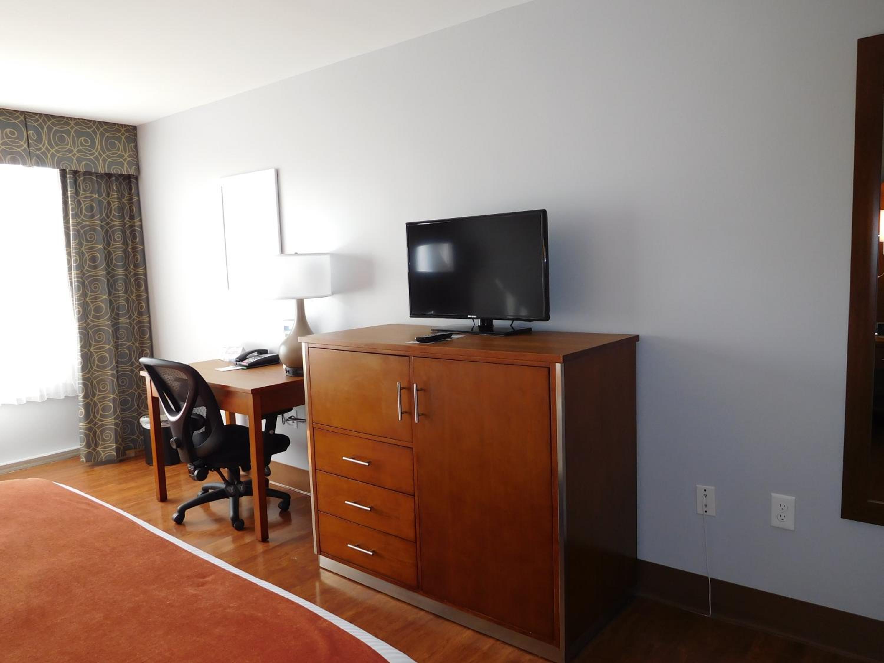 Queen Room with Two Queen Beds - Photo 2