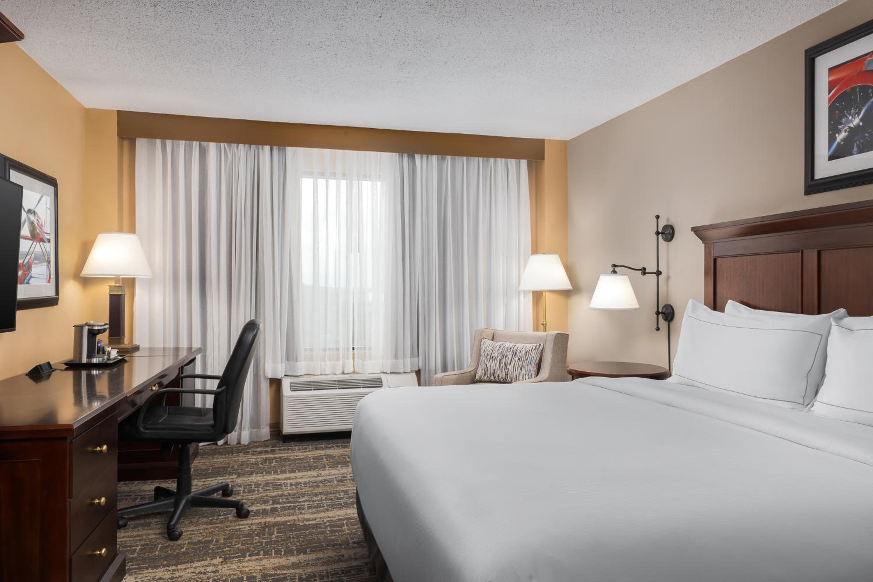 King Room with Roll-in Shower - Mobility and Hearing Accessible/Non-Smoking photo 2