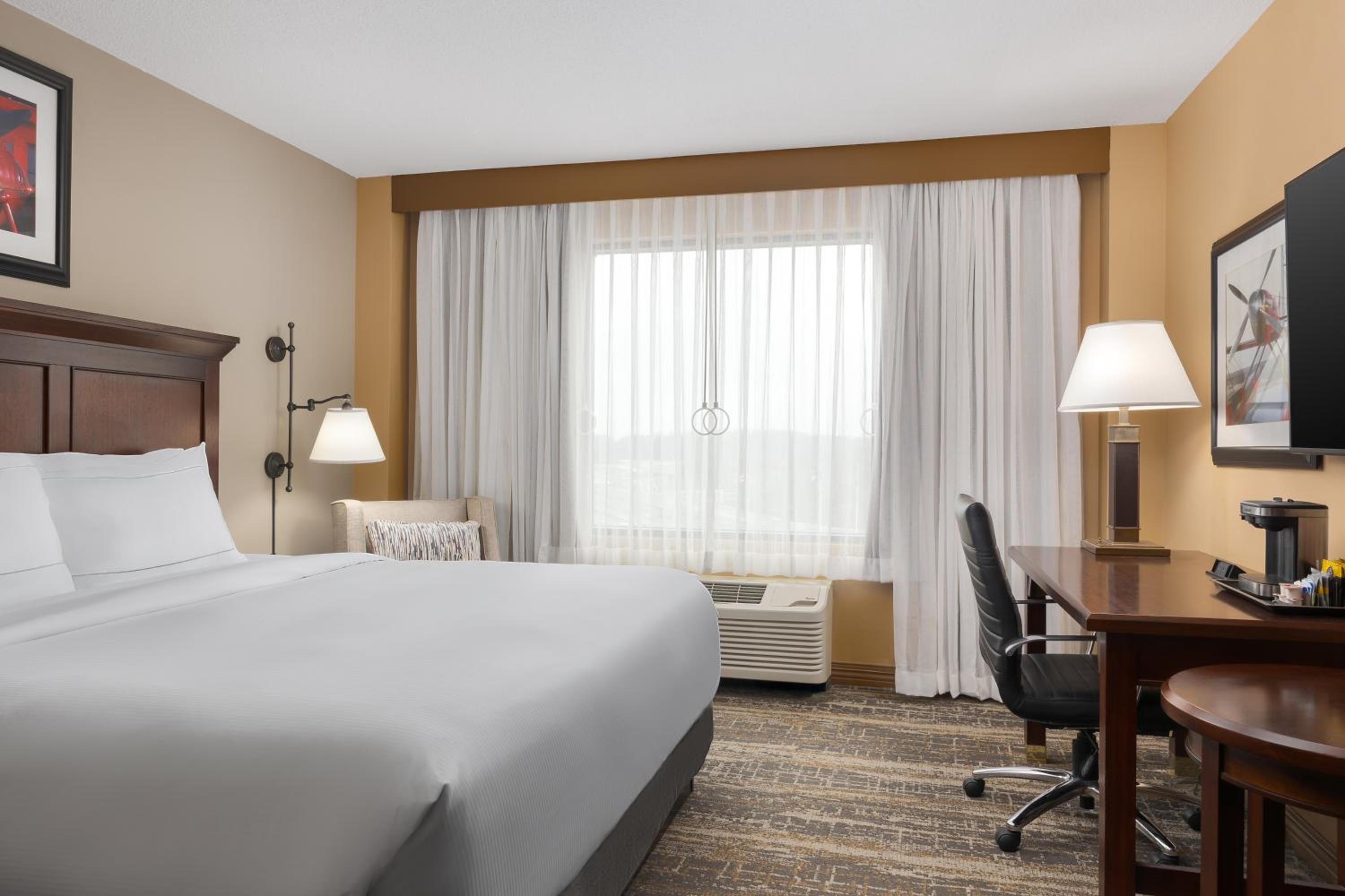 King Room with Roll-in Shower - Mobility and Hearing Accessible/Non-Smoking photo 3