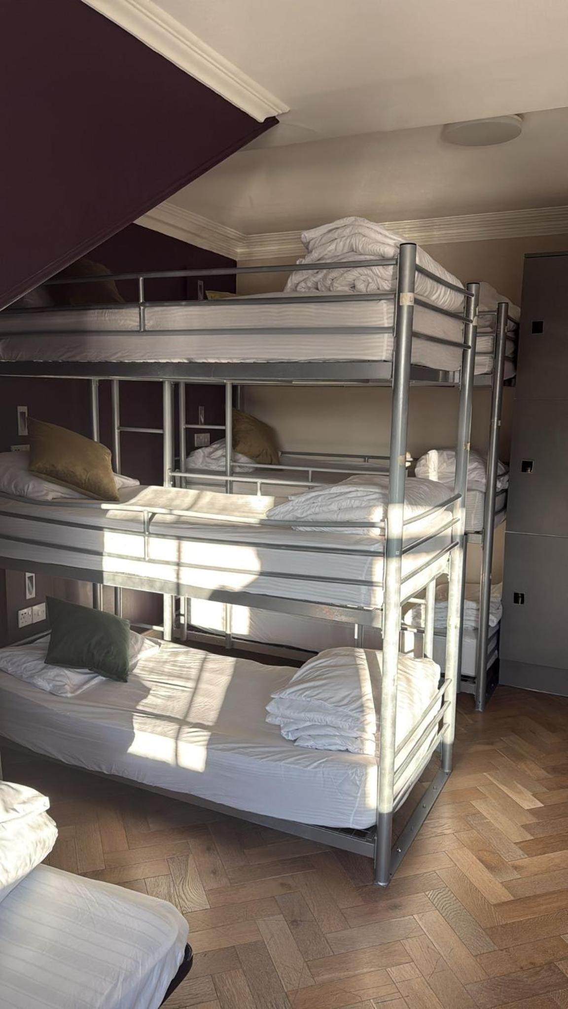10-Bed Mixed Dormitory Room photo 3