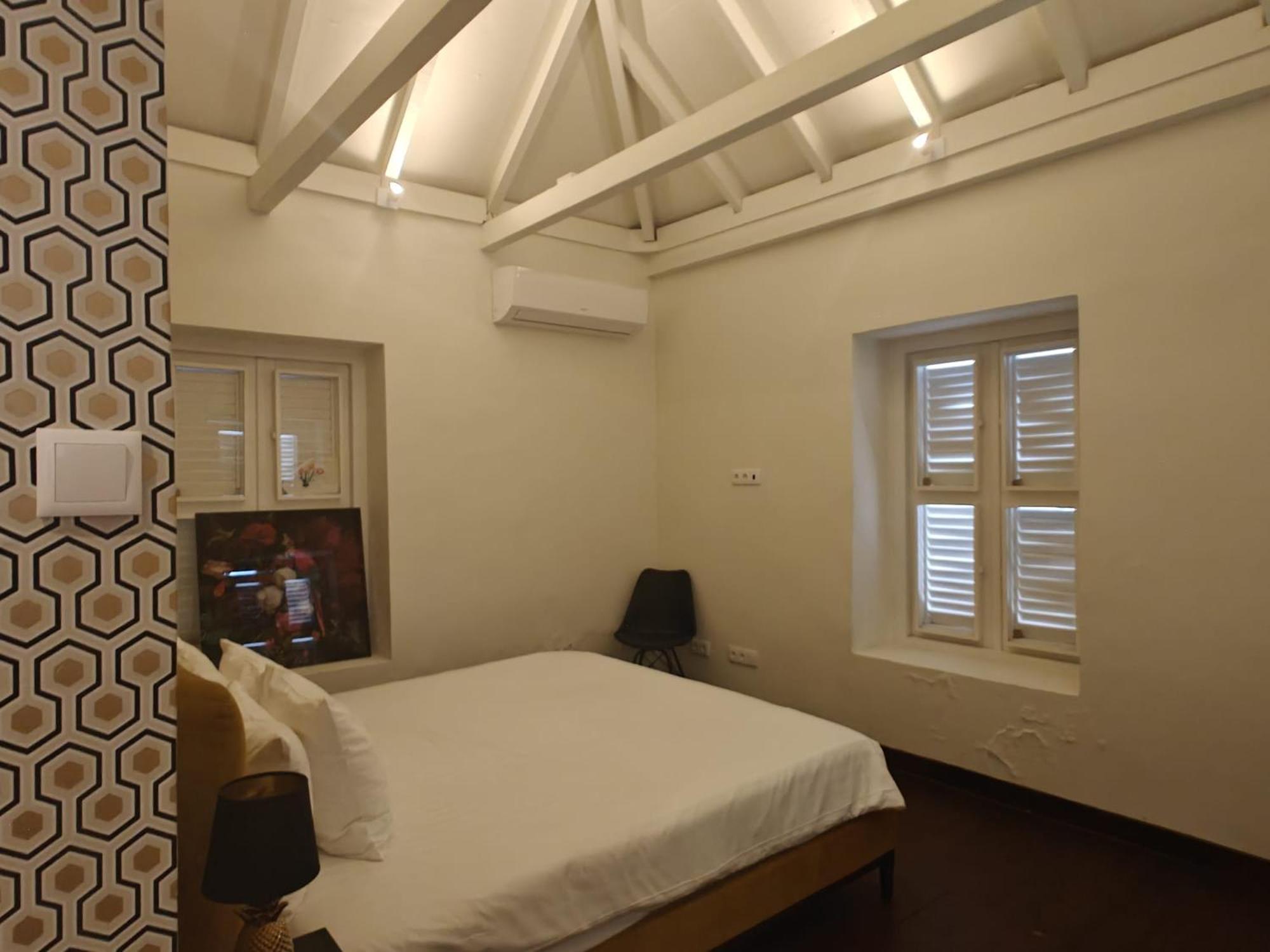 Deluxe 1-bedroom Apartment
