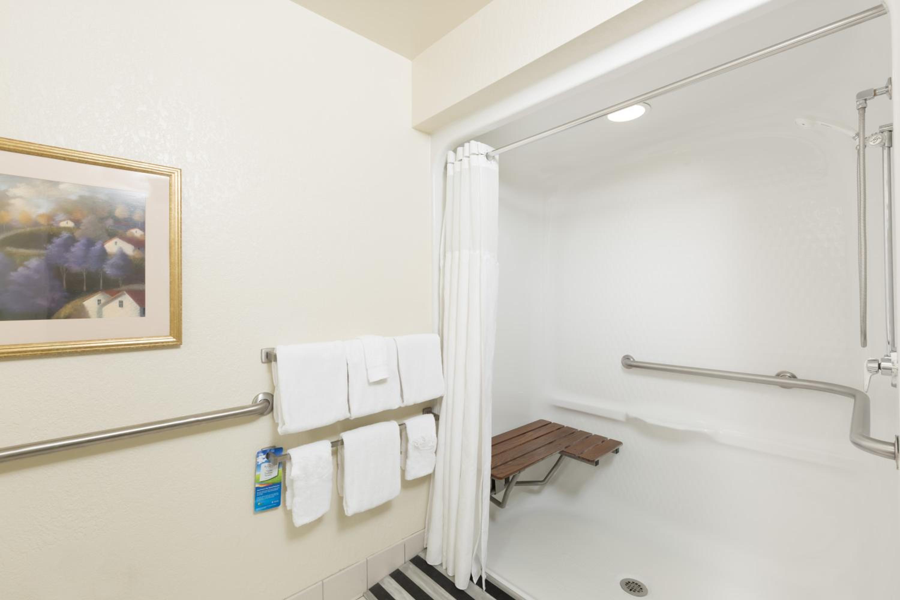 King Suite - Disability Access/Non-Smoking - Photo 2