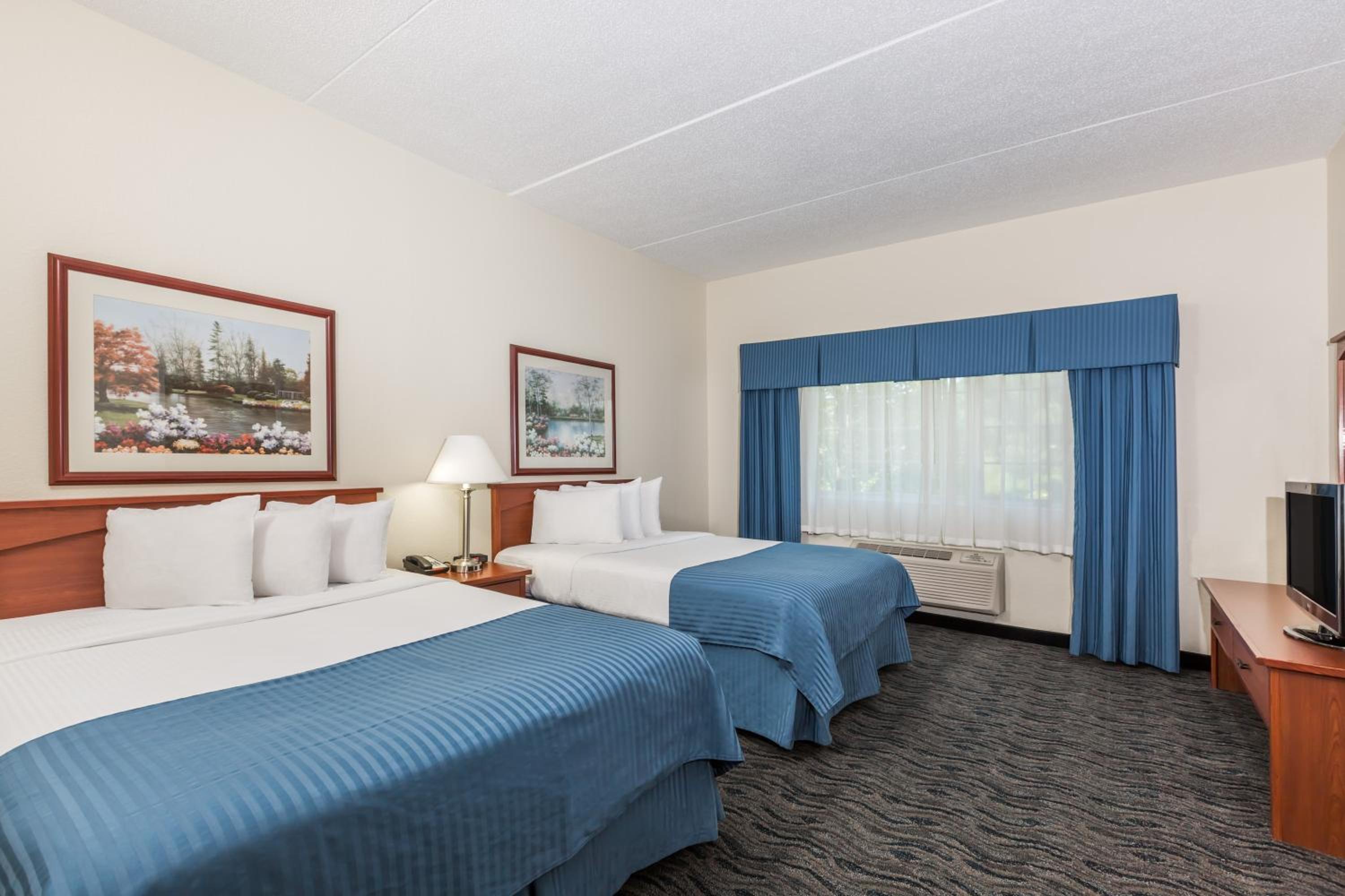 Queen Room with Two Queen Beds - Non-Smoking - Photo 2