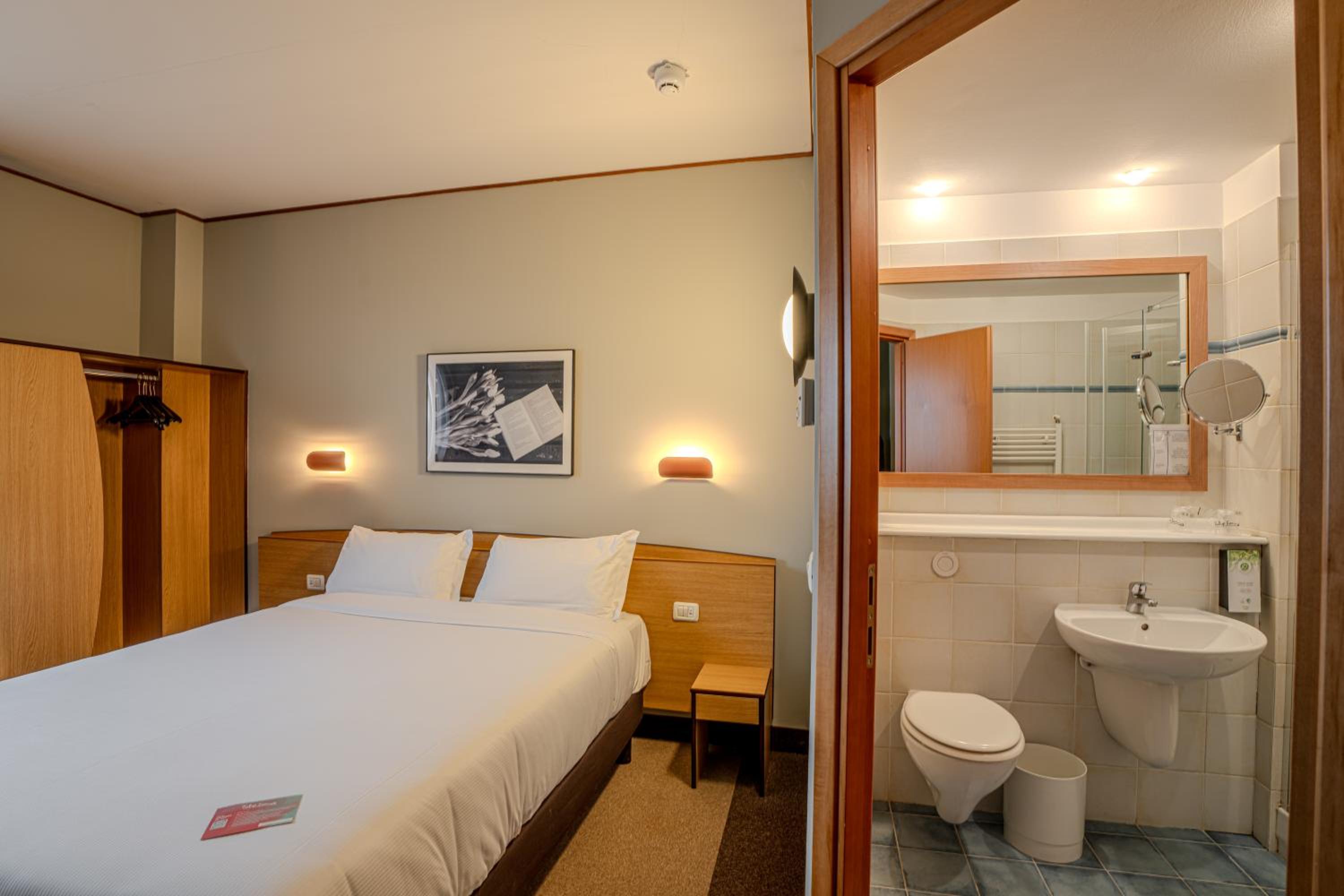Standard Queen Room - Photo 1