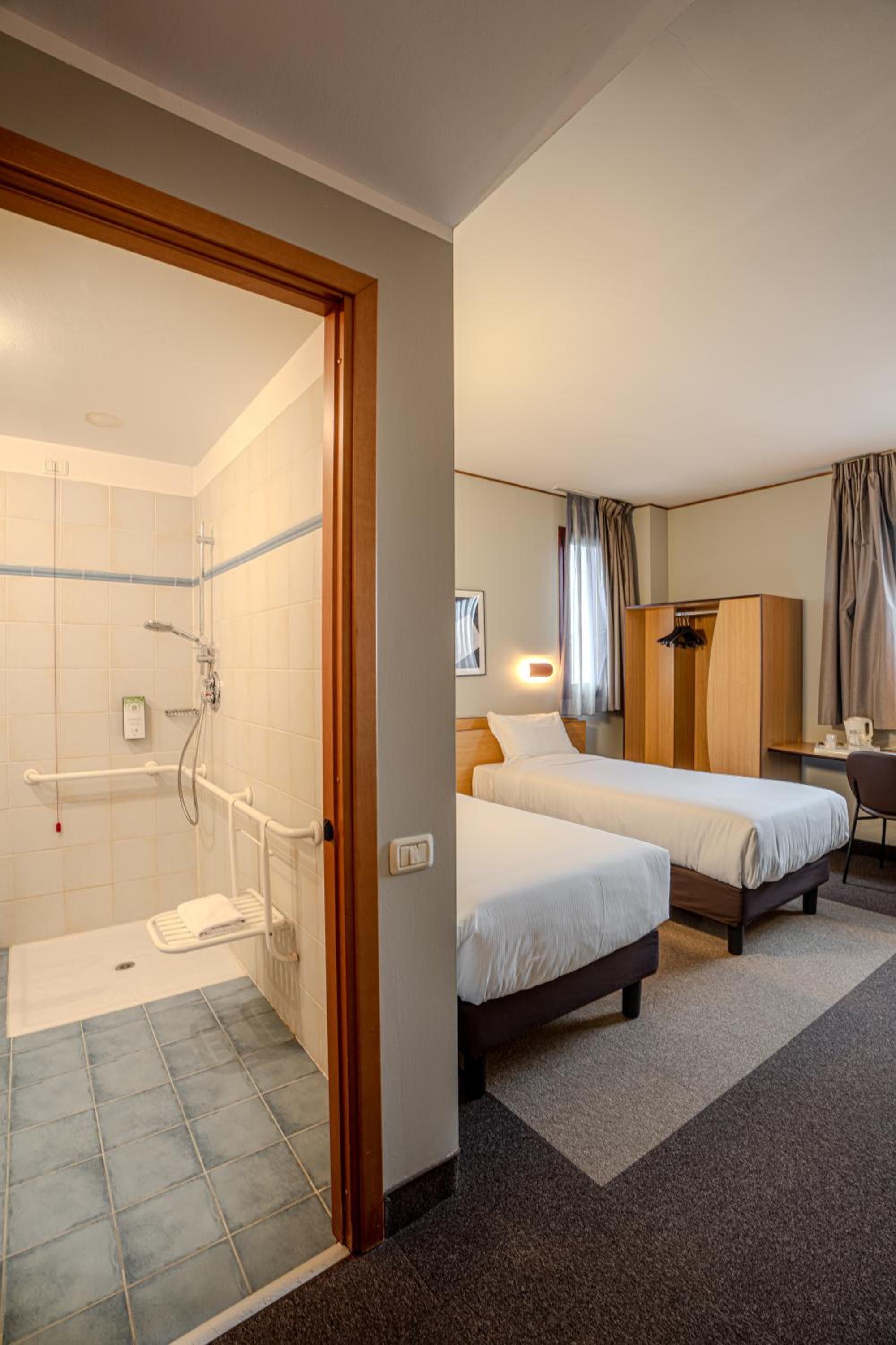 Twin Room - Accessible - Photo 1