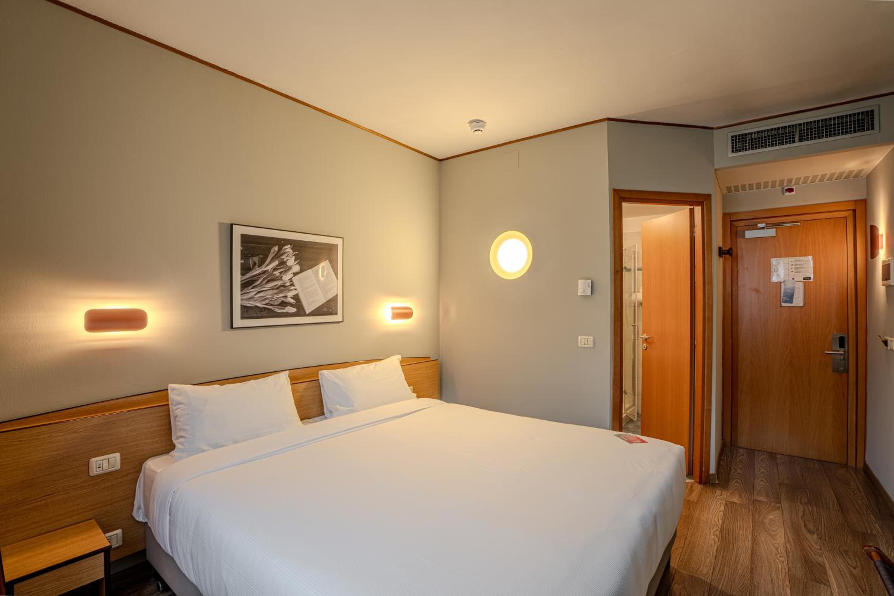 Standard Queen Room - Photo 4