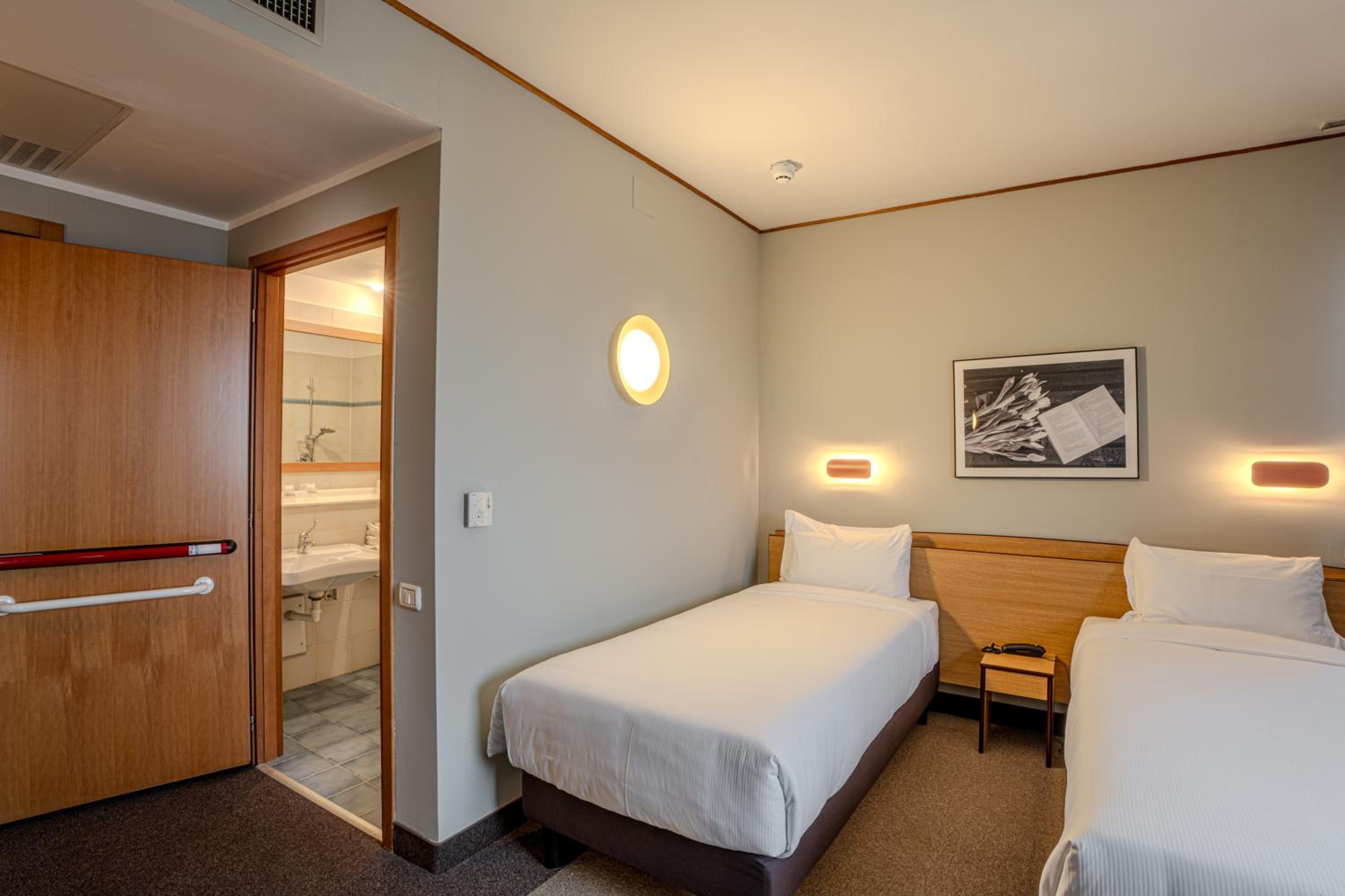 Standard Twin Room photo 3
