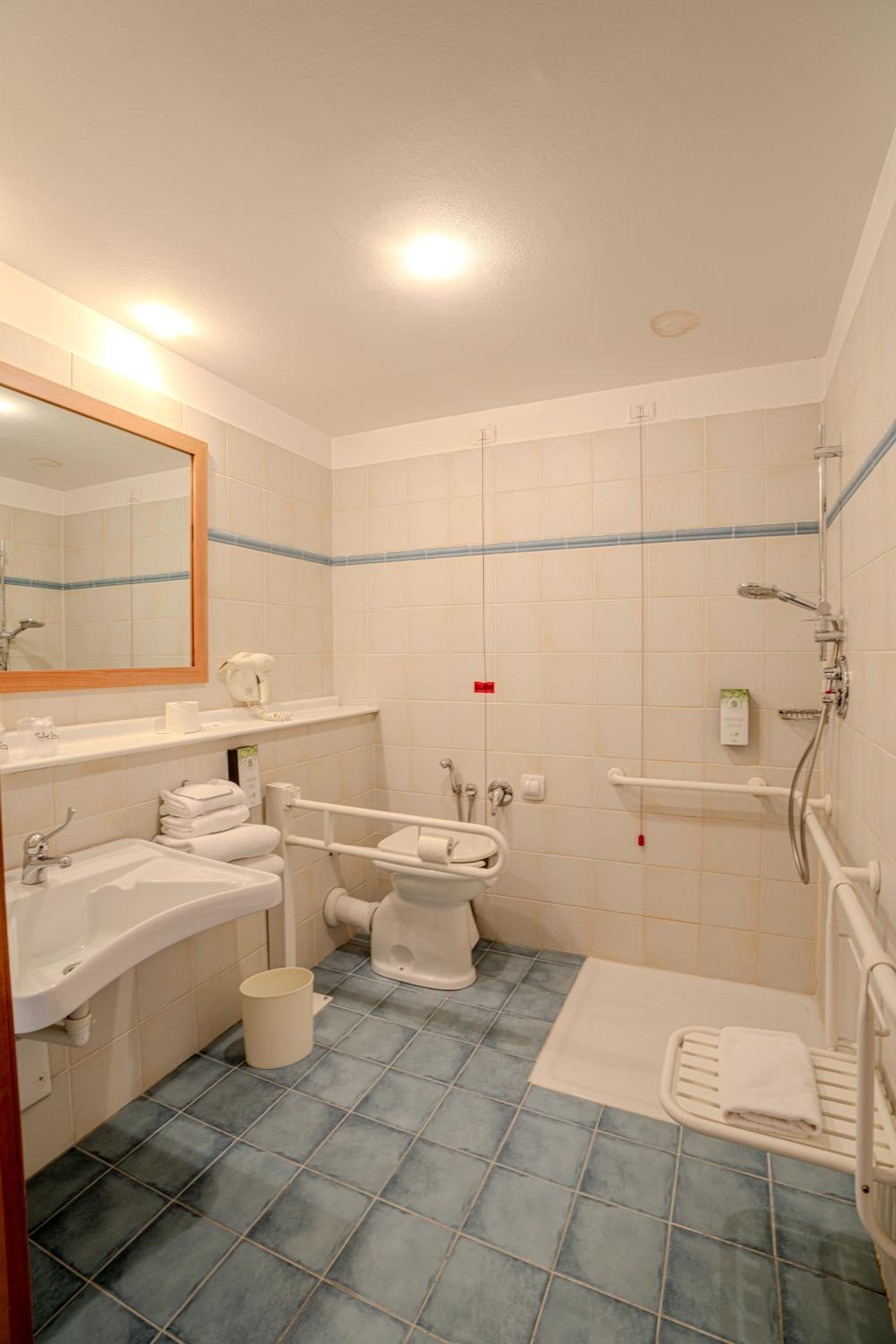 Twin Room - Accessible - Photo 2