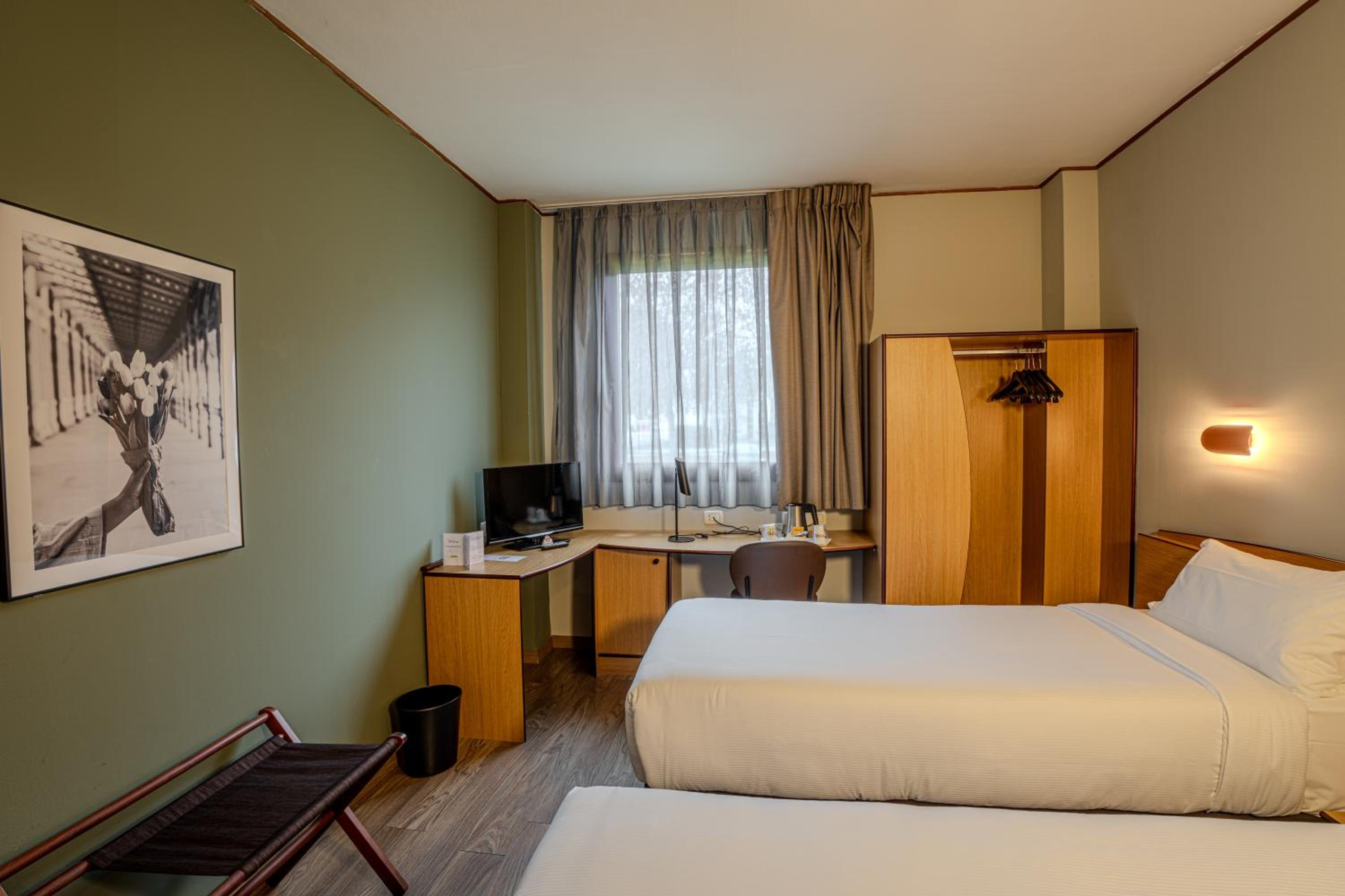 Twin Room - Accessible - Photo 3