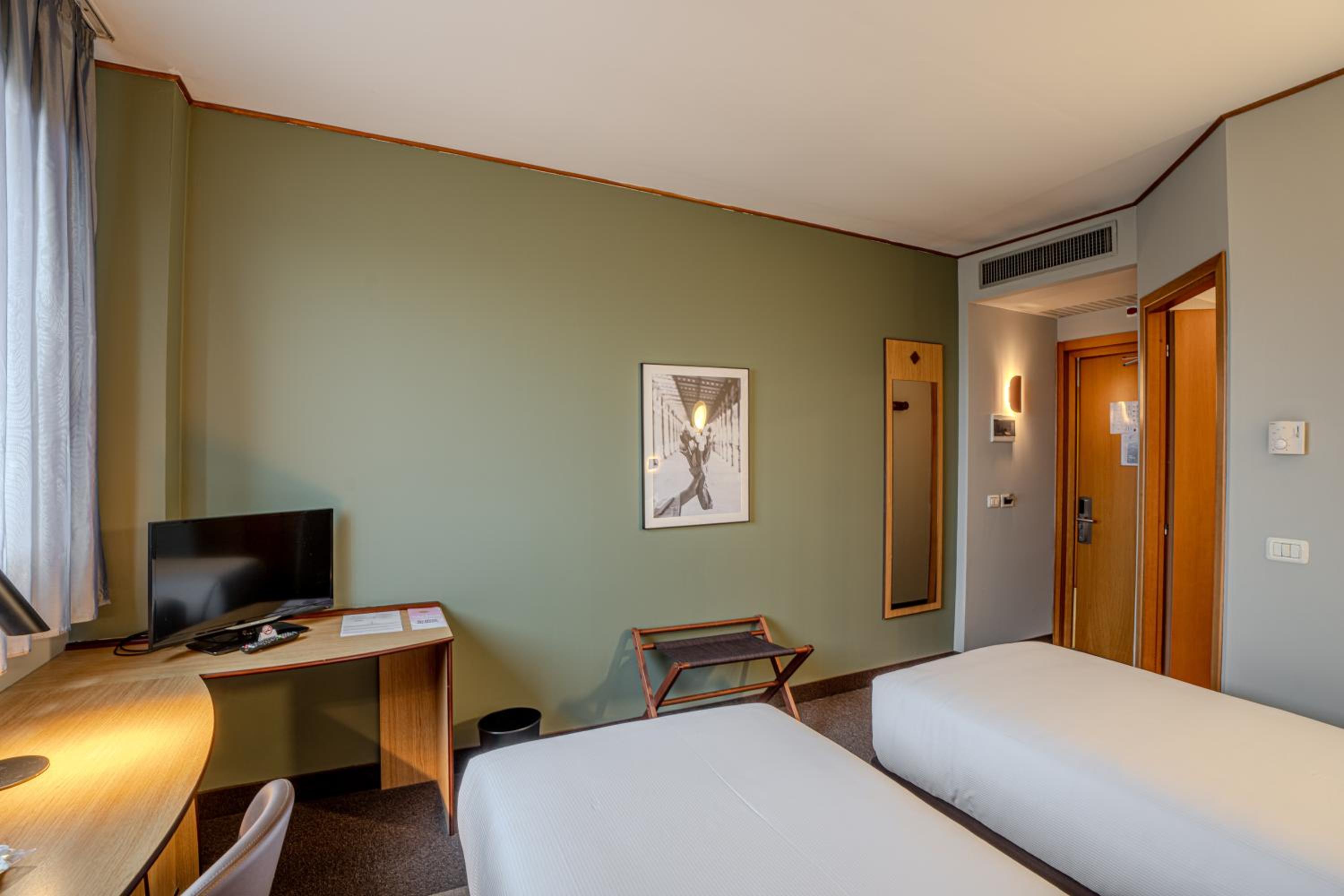 Twin Room - Accessible - Photo 4