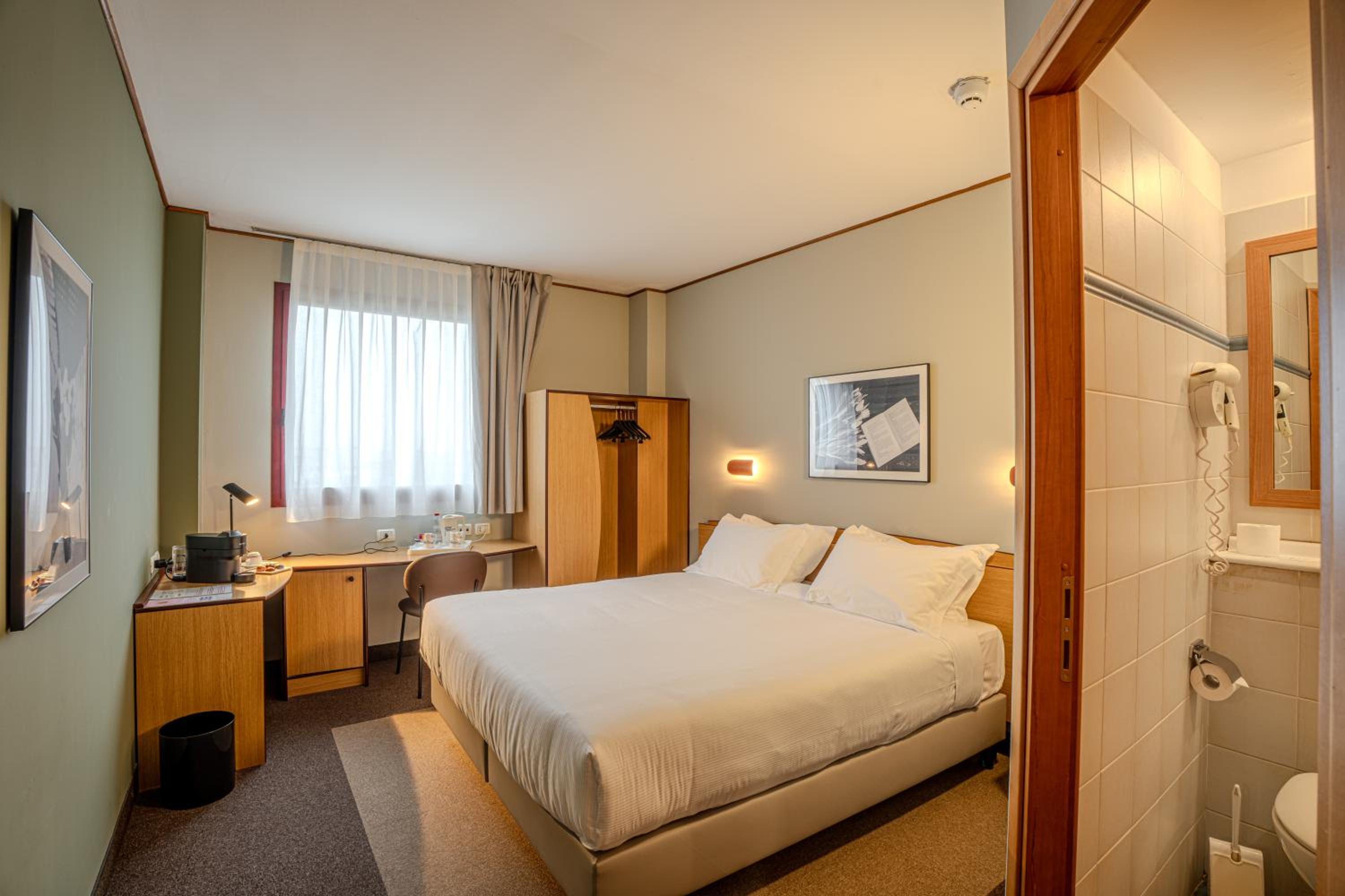 Superior King Room - Photo 3