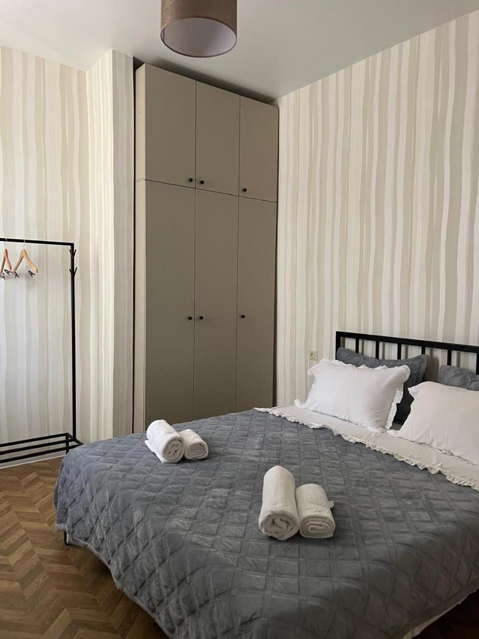 Three-Bedroom Apartment with Balcony photo 3