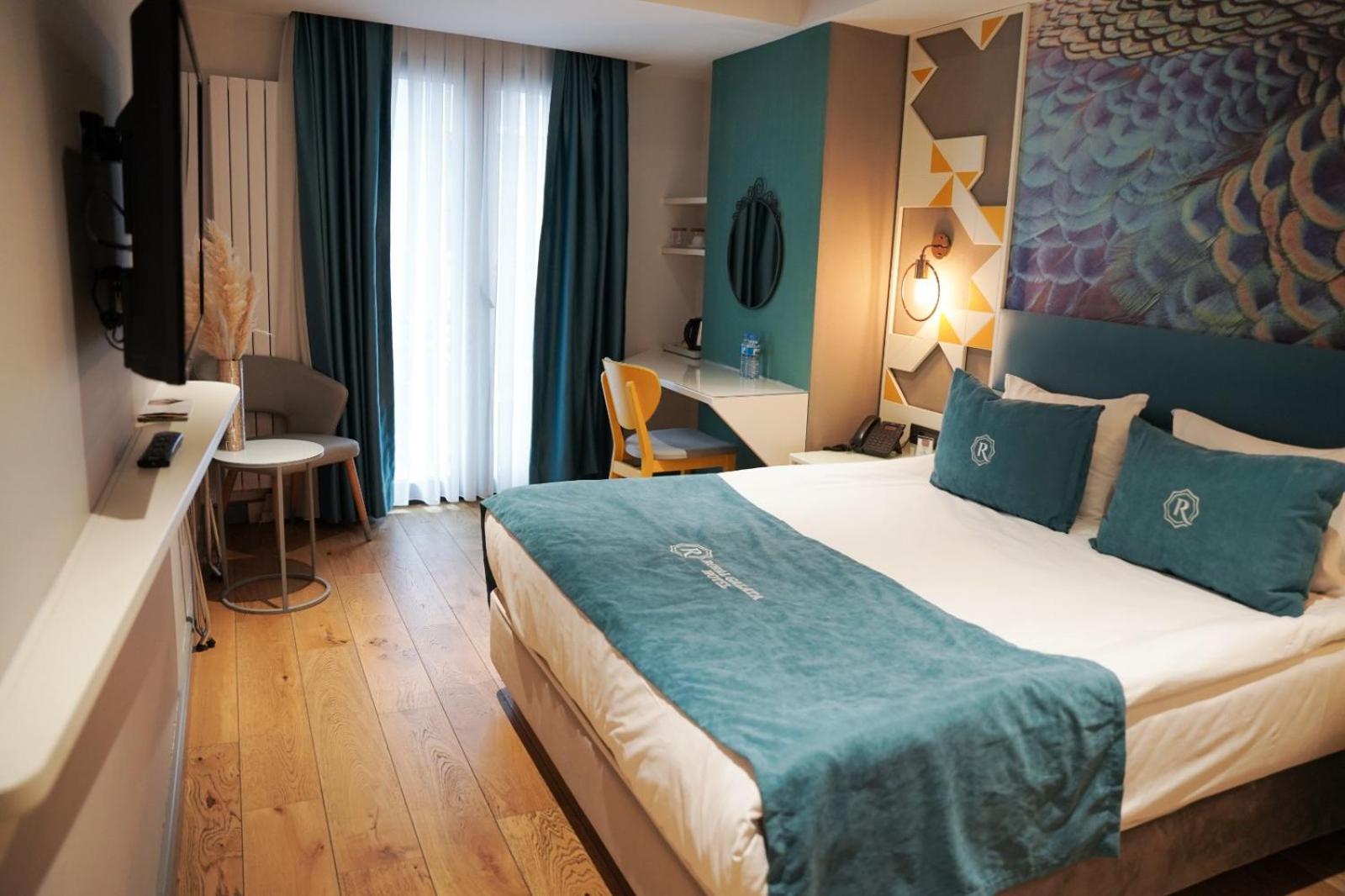 Deluxe Double Room with Side Sea View photo 3