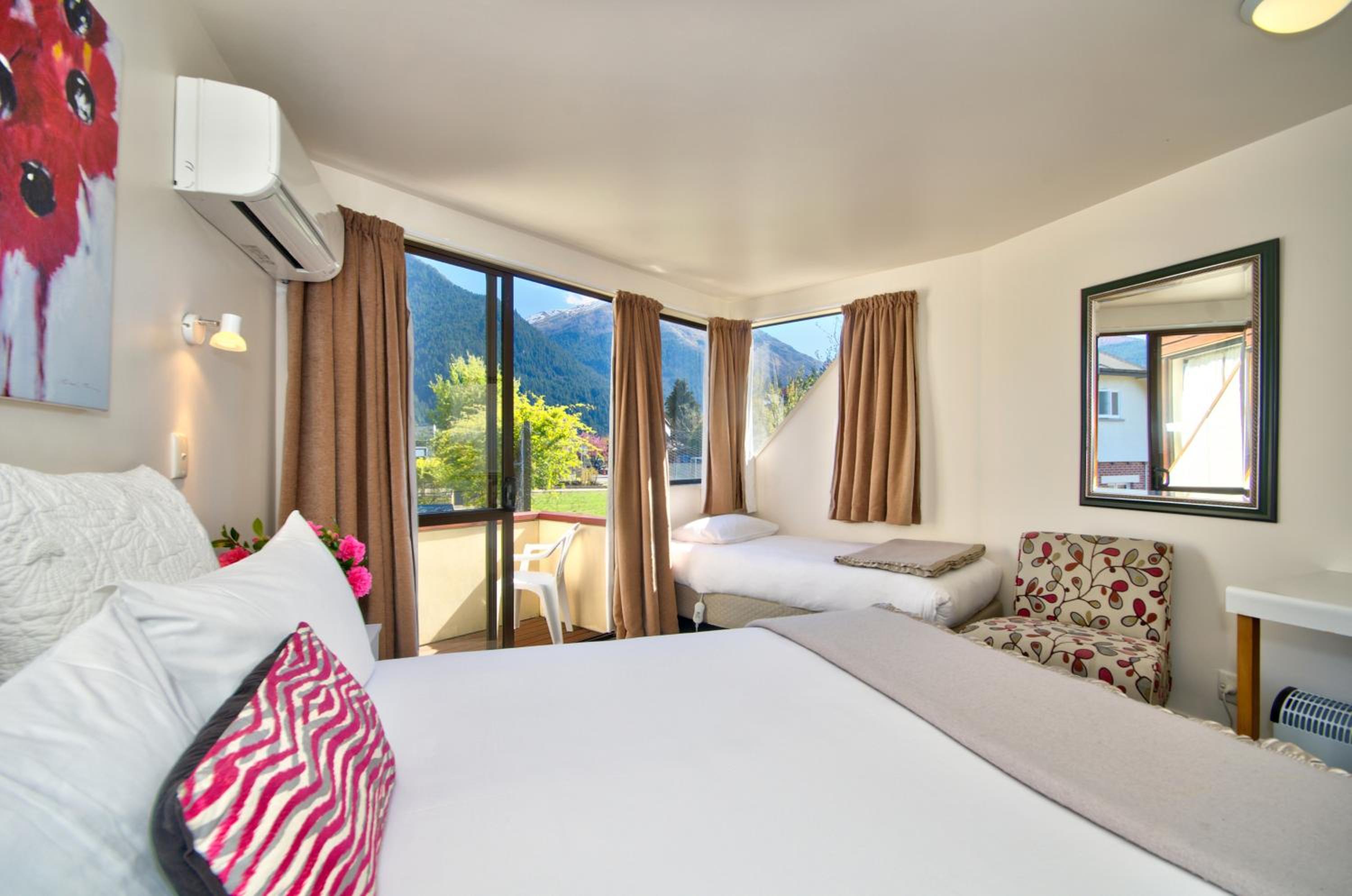King/Twin Studio with ensuite photo 2