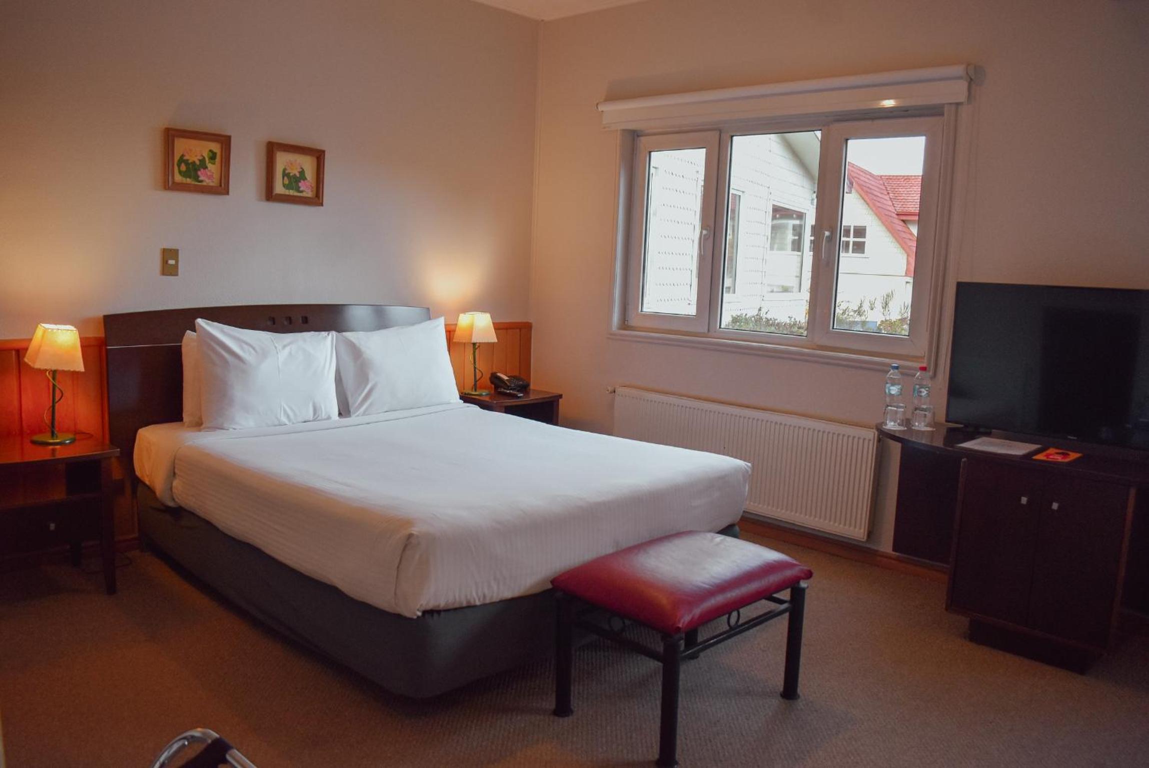 Queen Room - Non-Smoking - Photo 4