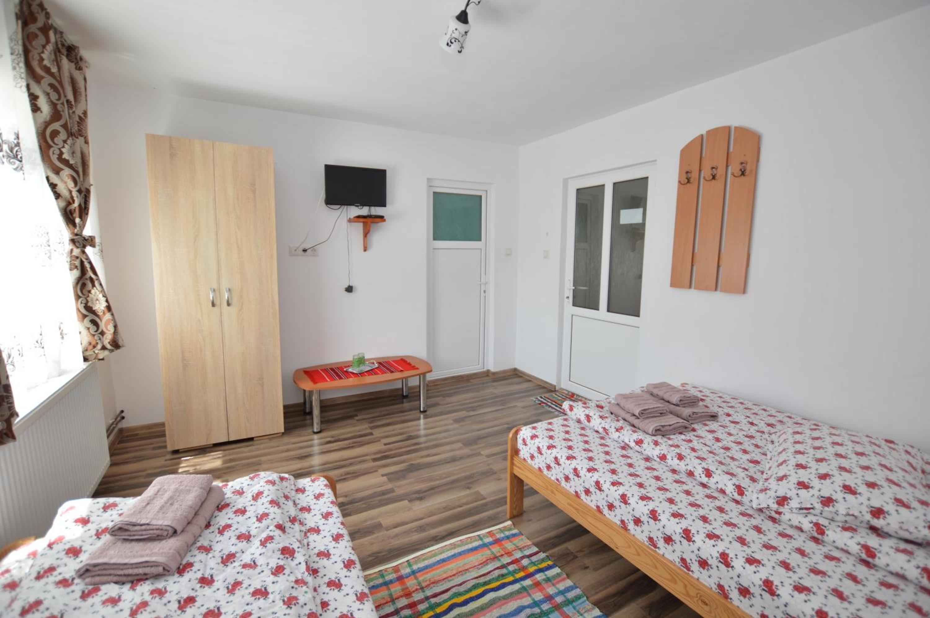 Five-Bedroom House photo 1