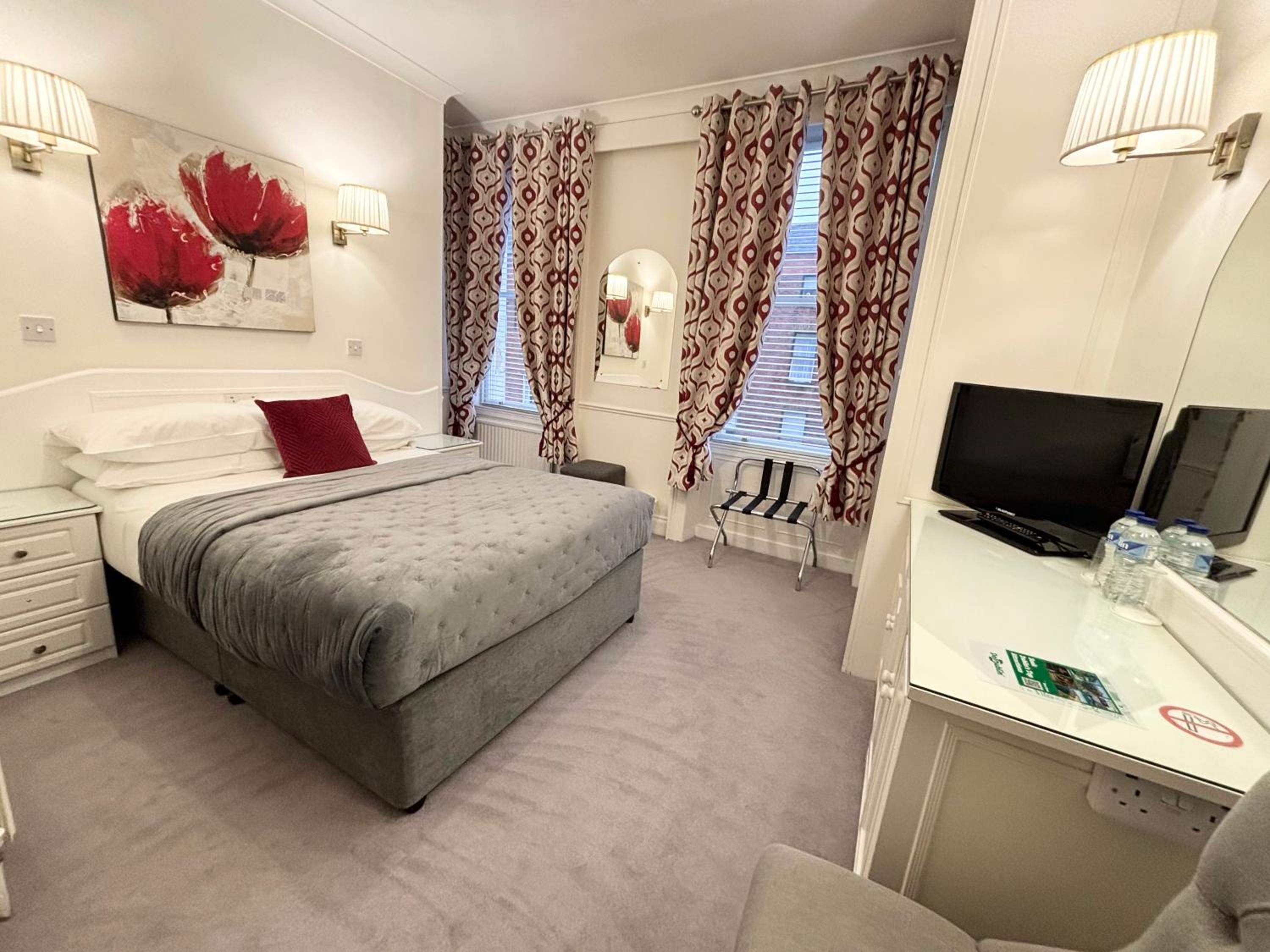  Room with a double bed and 1 single bed photo 1