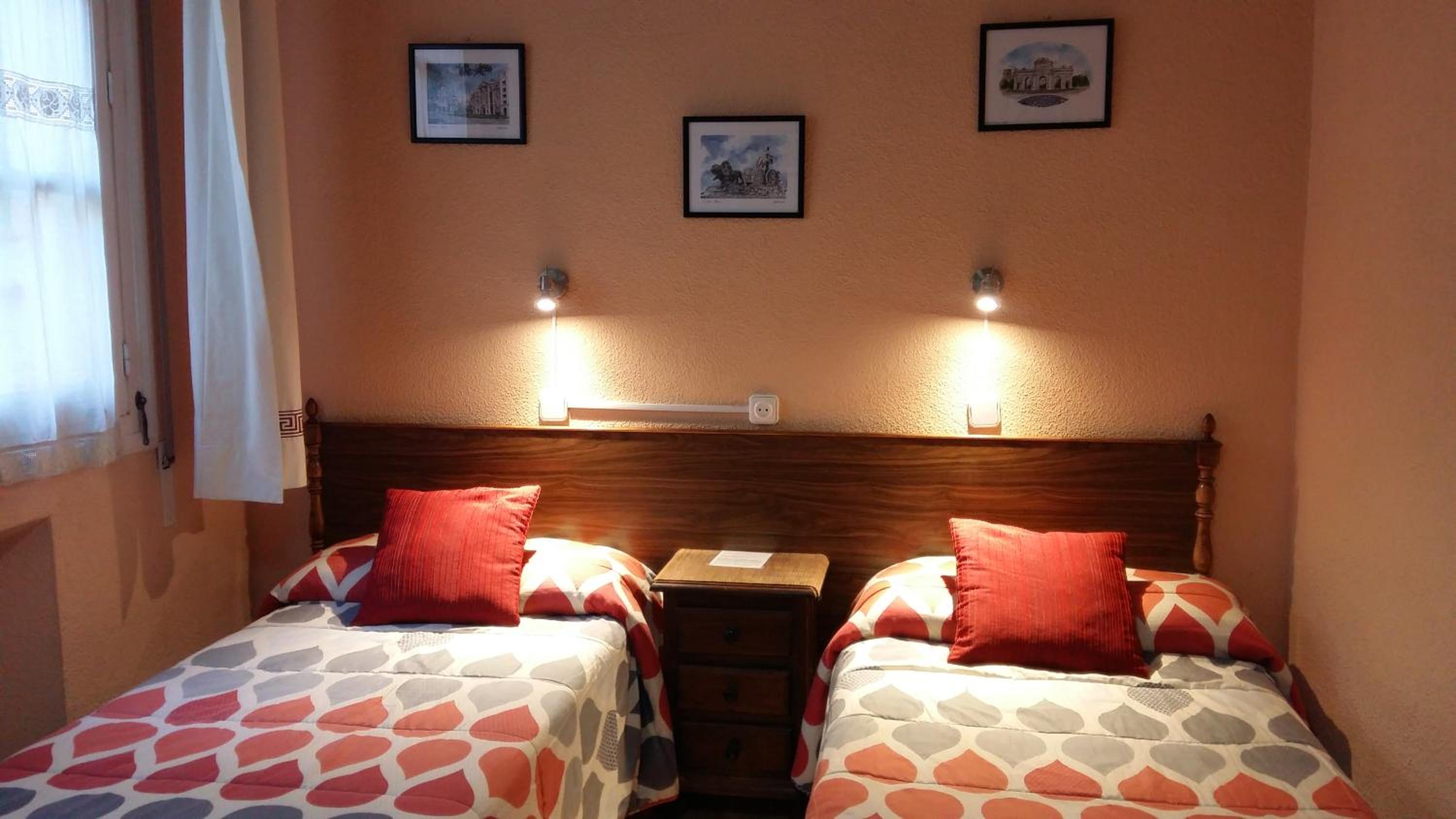 Twin Room with Private Bathroom photo 3