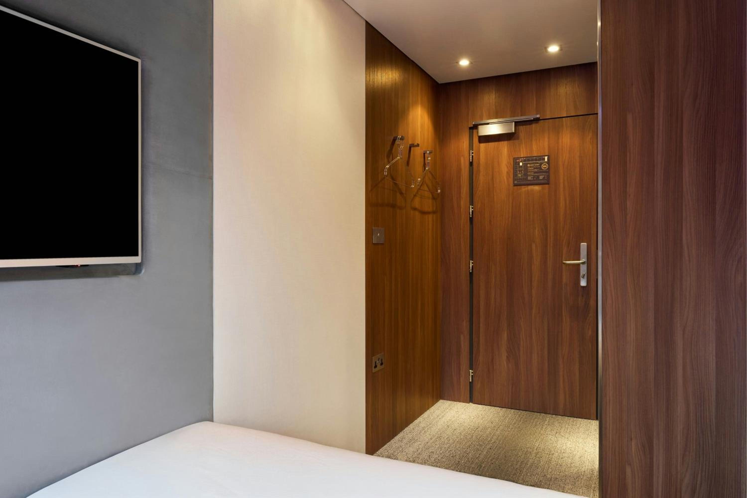 Standard King Room - Windowless - Photo 2