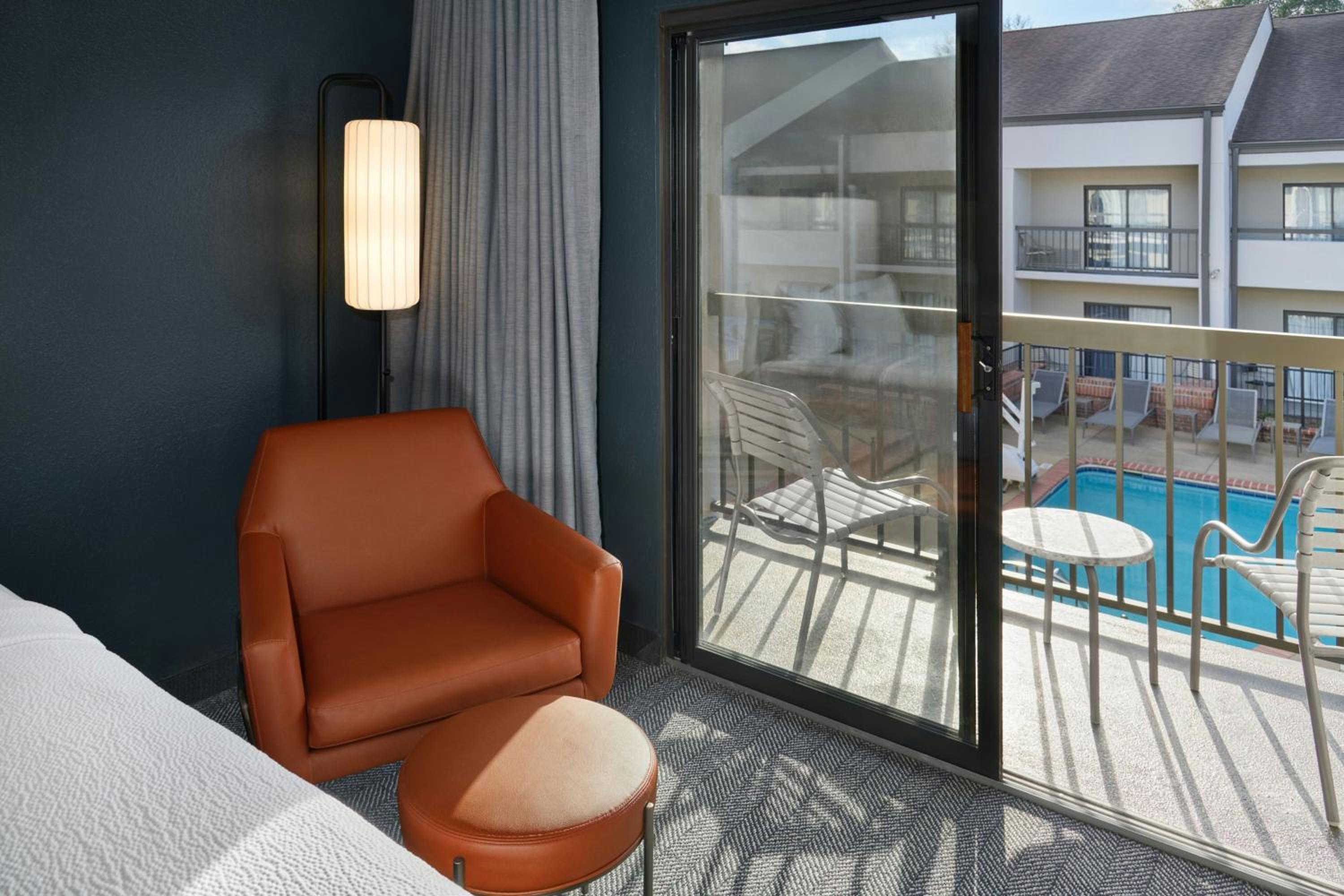 Double Room with Tub - Mobility Accessible - Photo 4