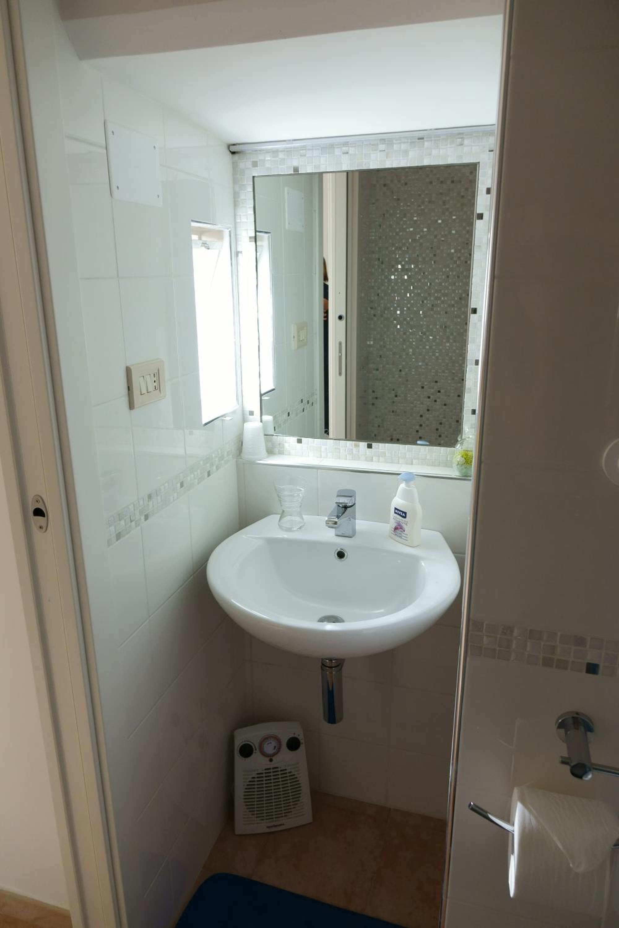 Double Room with Balcony - Photo 2