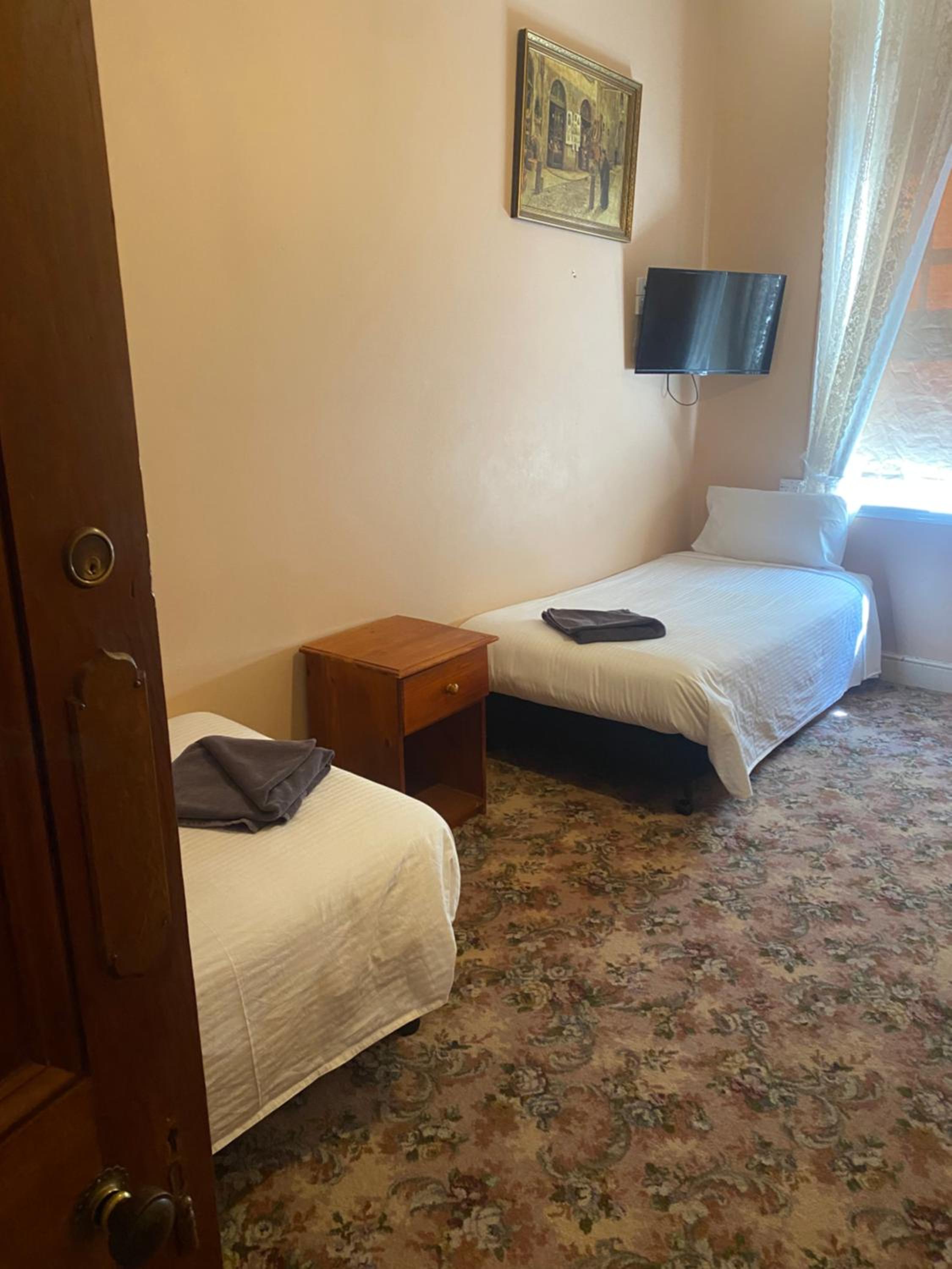 Budget Twin Room - Photo 2