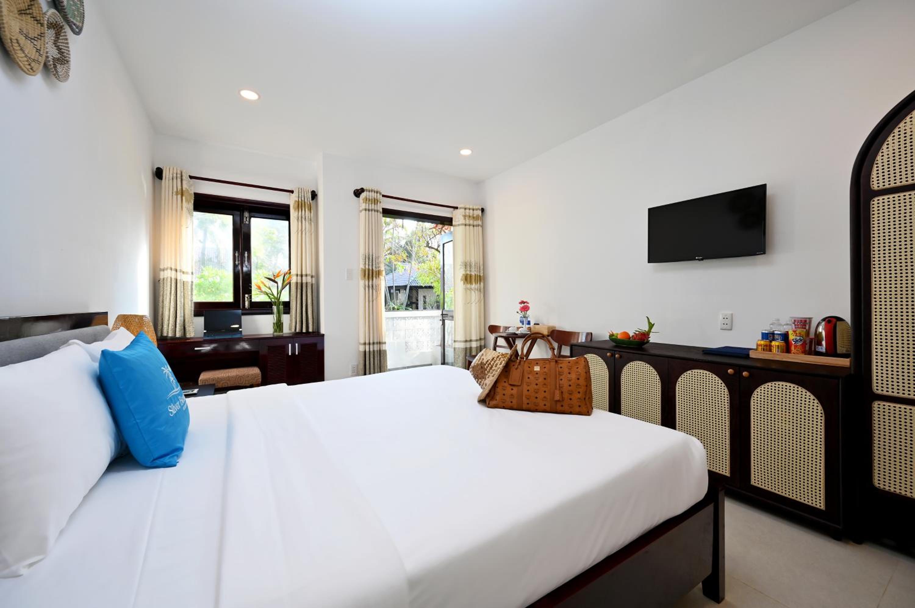 Deluxe Double Room with Balcony photo 3