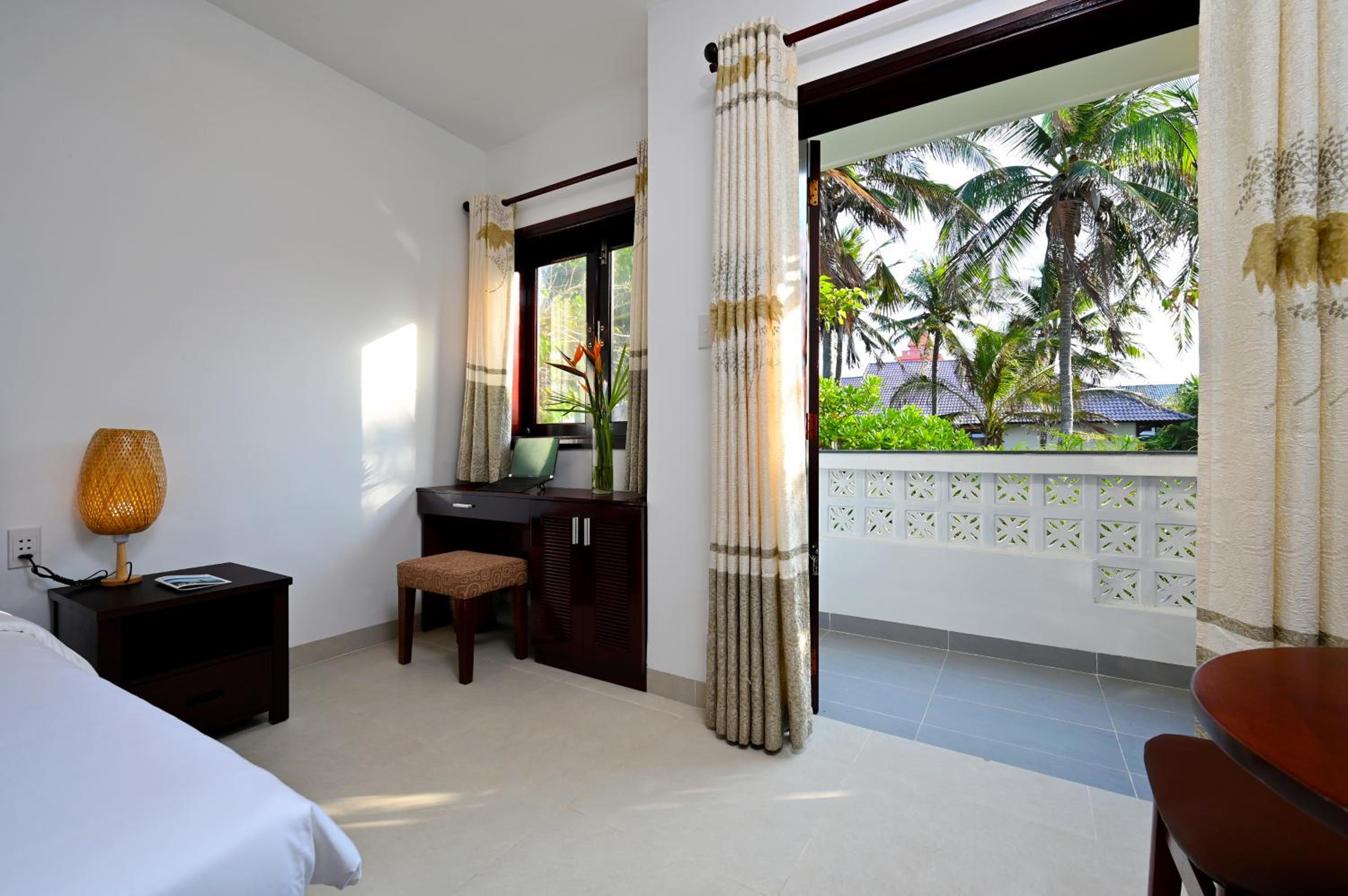 Deluxe Double Room with Balcony photo 2