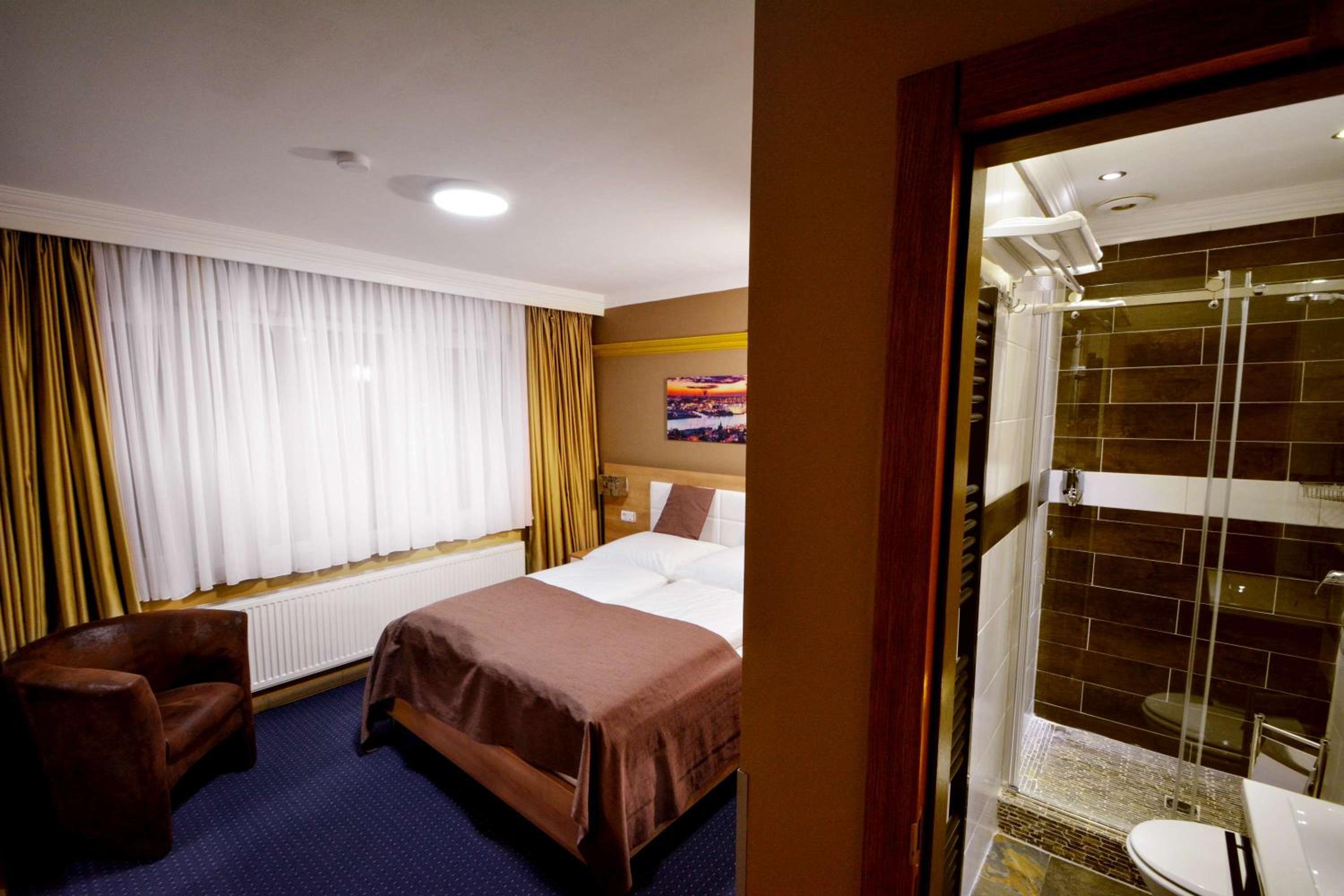 Deluxe Double Room with Shower photo 1