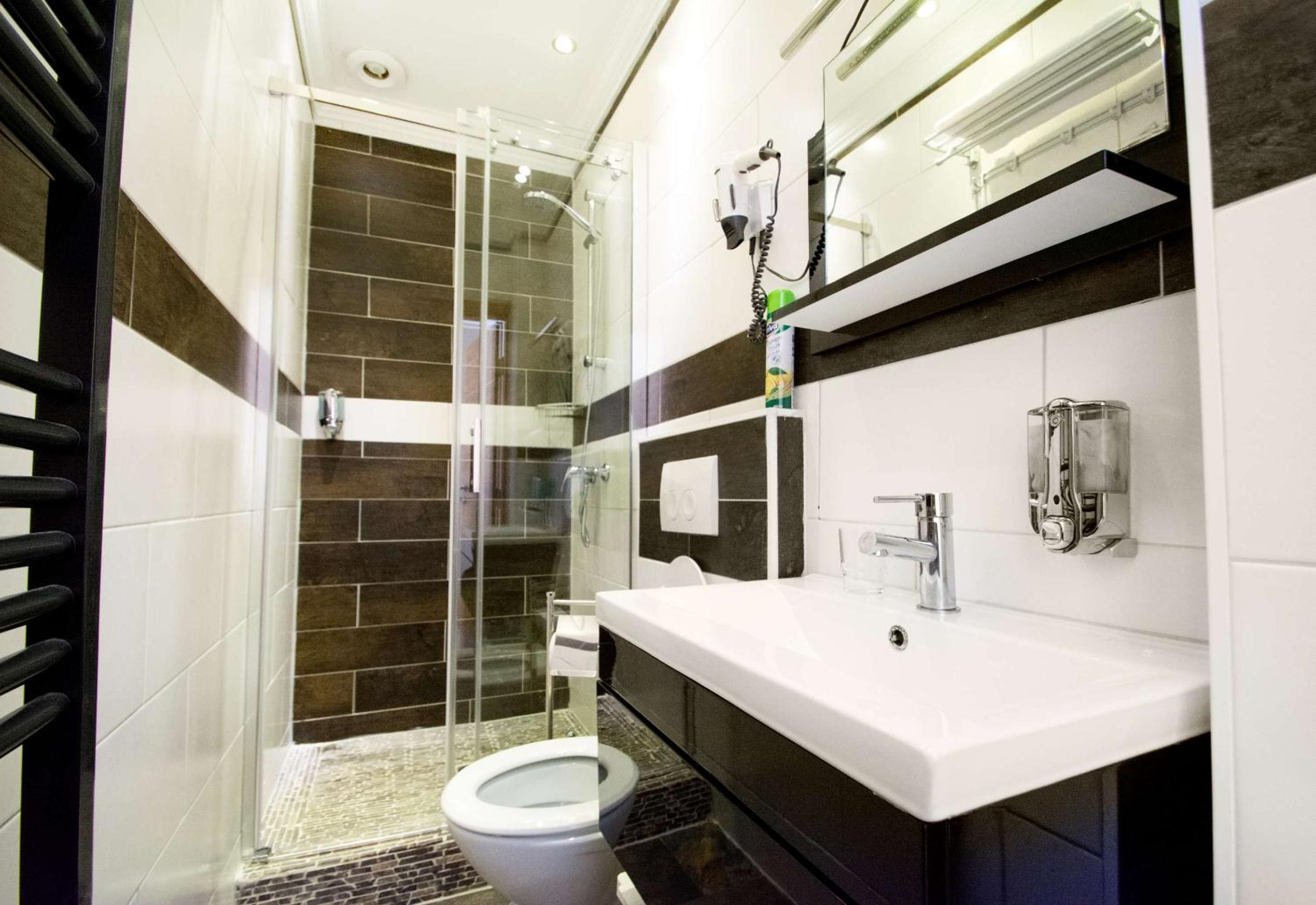 Deluxe Double Room with Shower photo 3