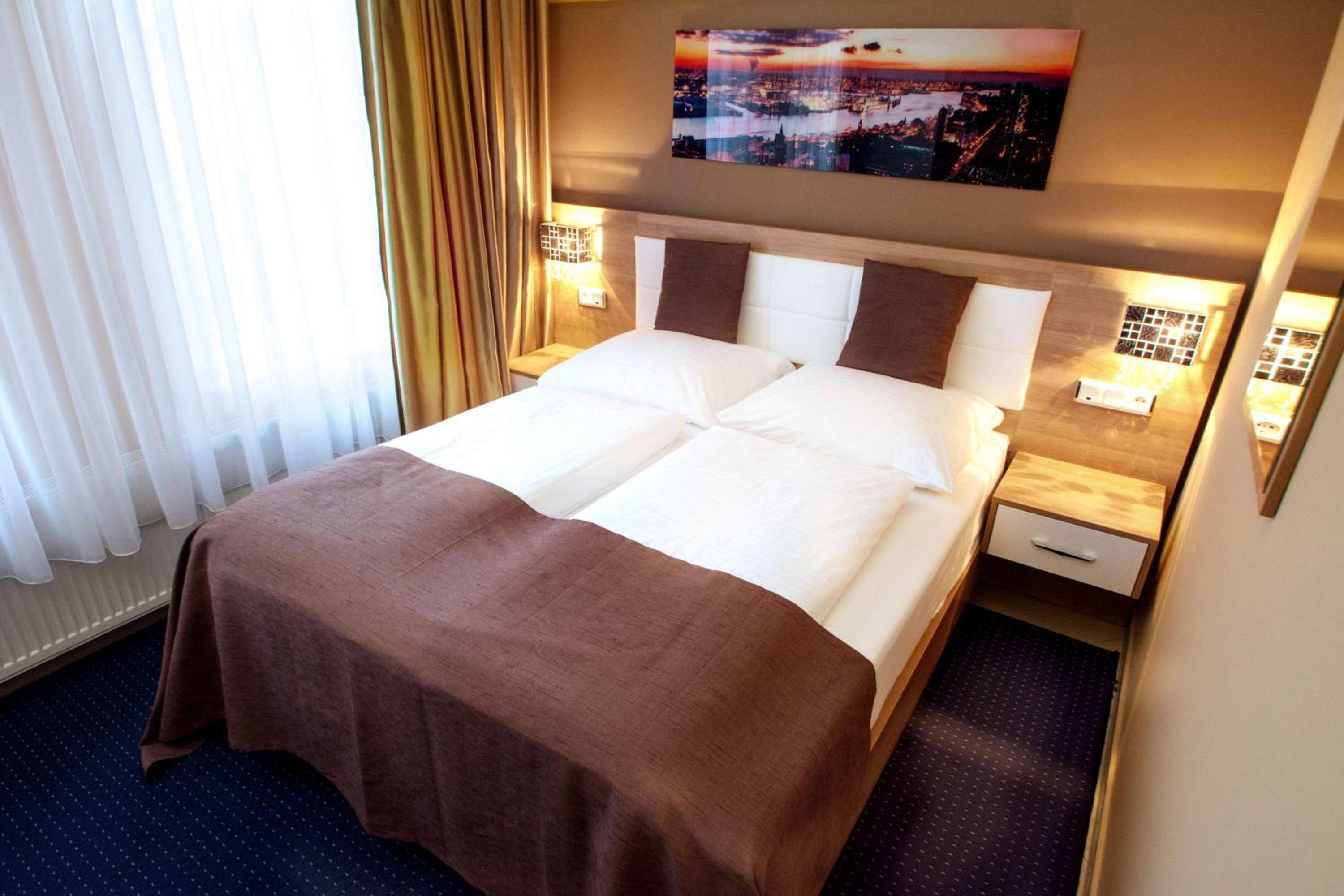 Double Room with Shared Bathroom photo 1