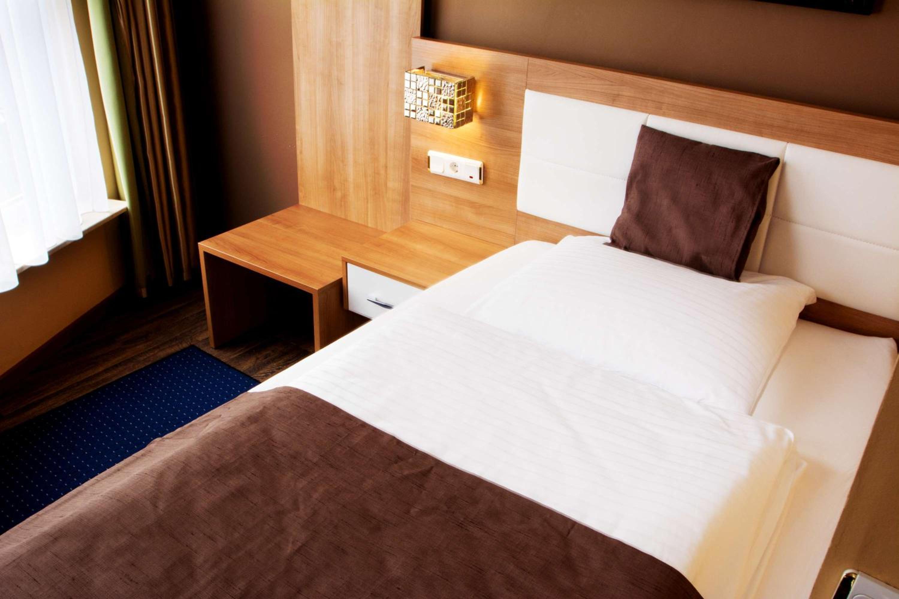 Single Room with Shared Shower and Toilet photo 1