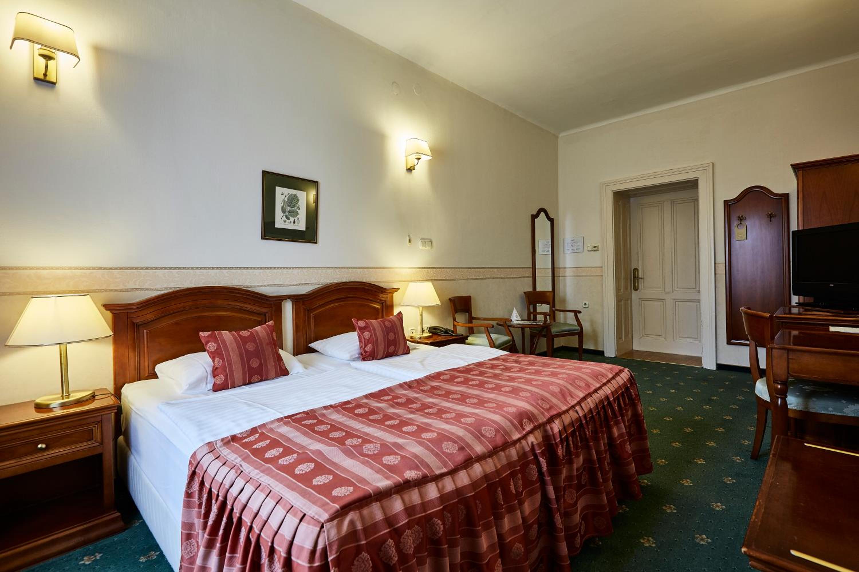 Standard Double Room - Main Building - Photo 4