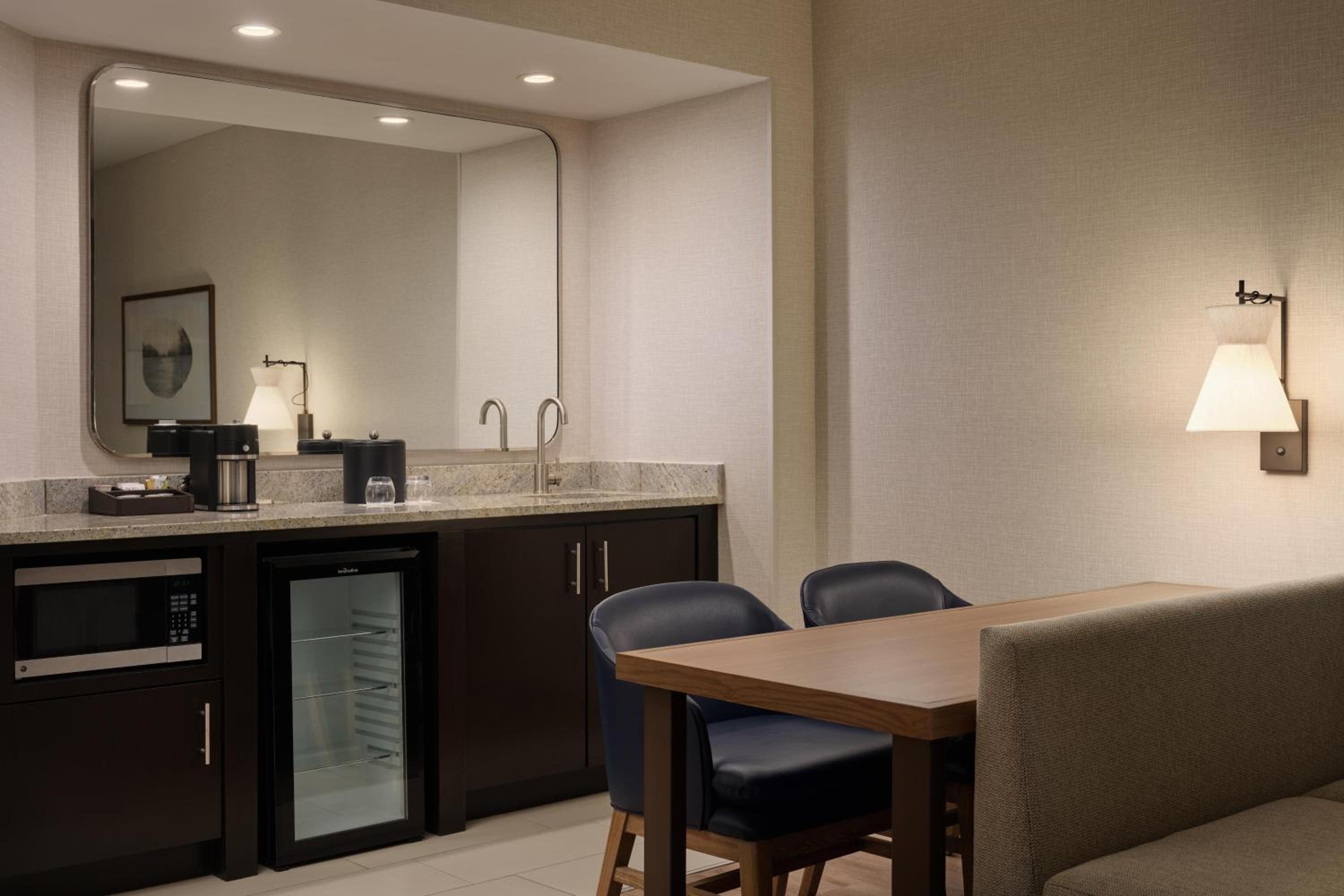 Deluxe King Suite - Top Floor - Photo 6