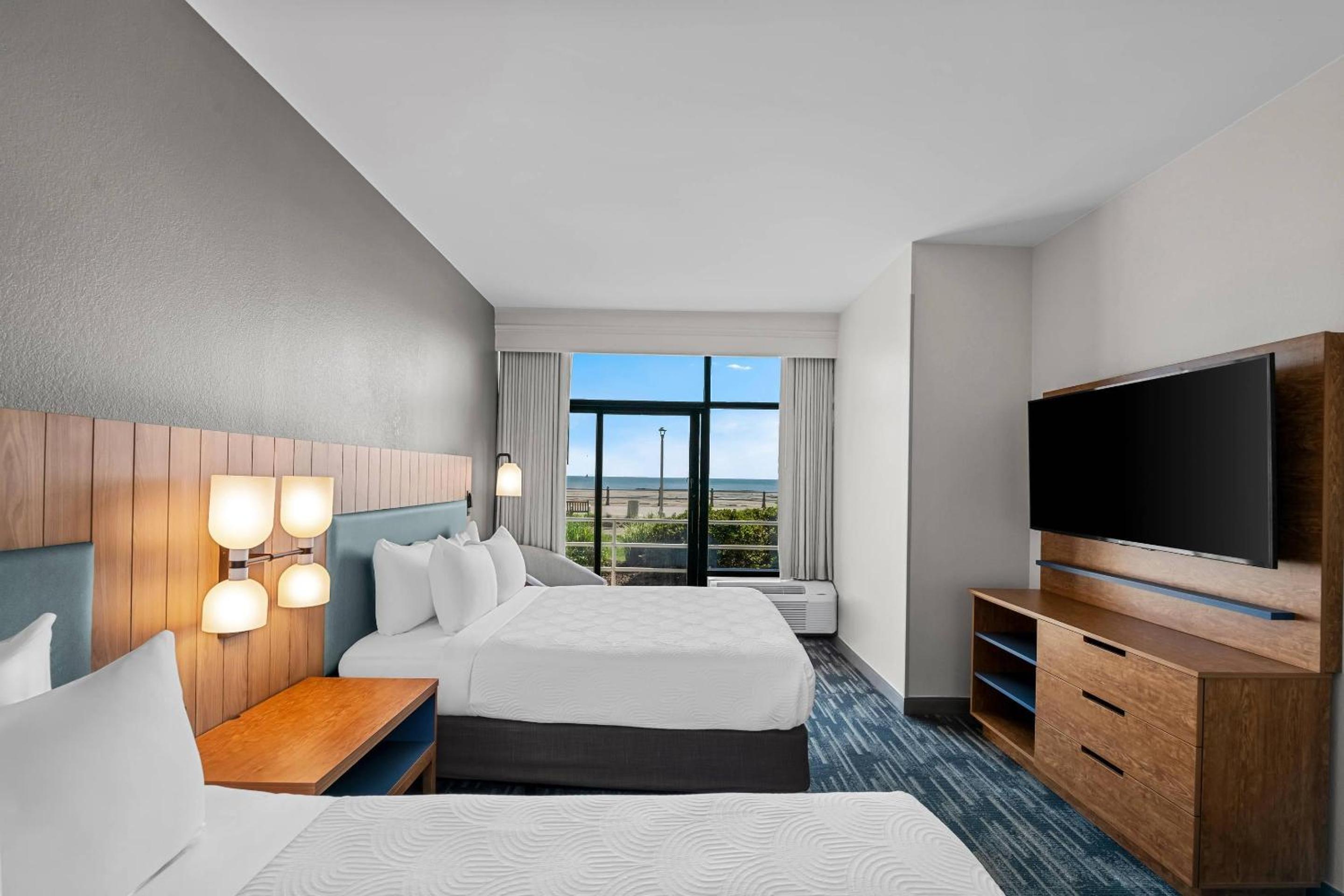 Deluxe Queen Suite with Two Queen Beds and Sofa Bed - Non-Smoking photo 3