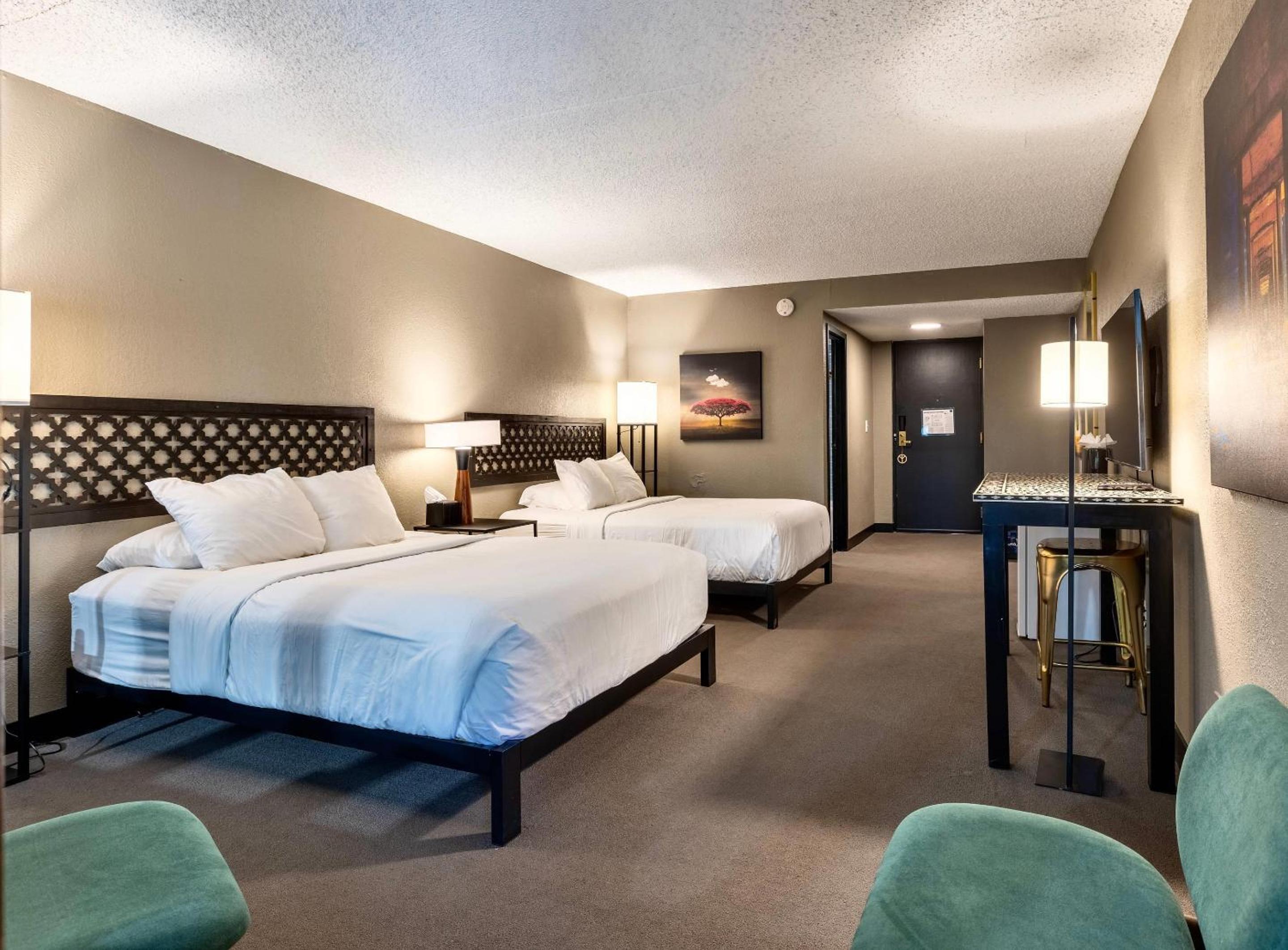 Queen Suite with Two Queen Beds - Non Smoking photo 2
