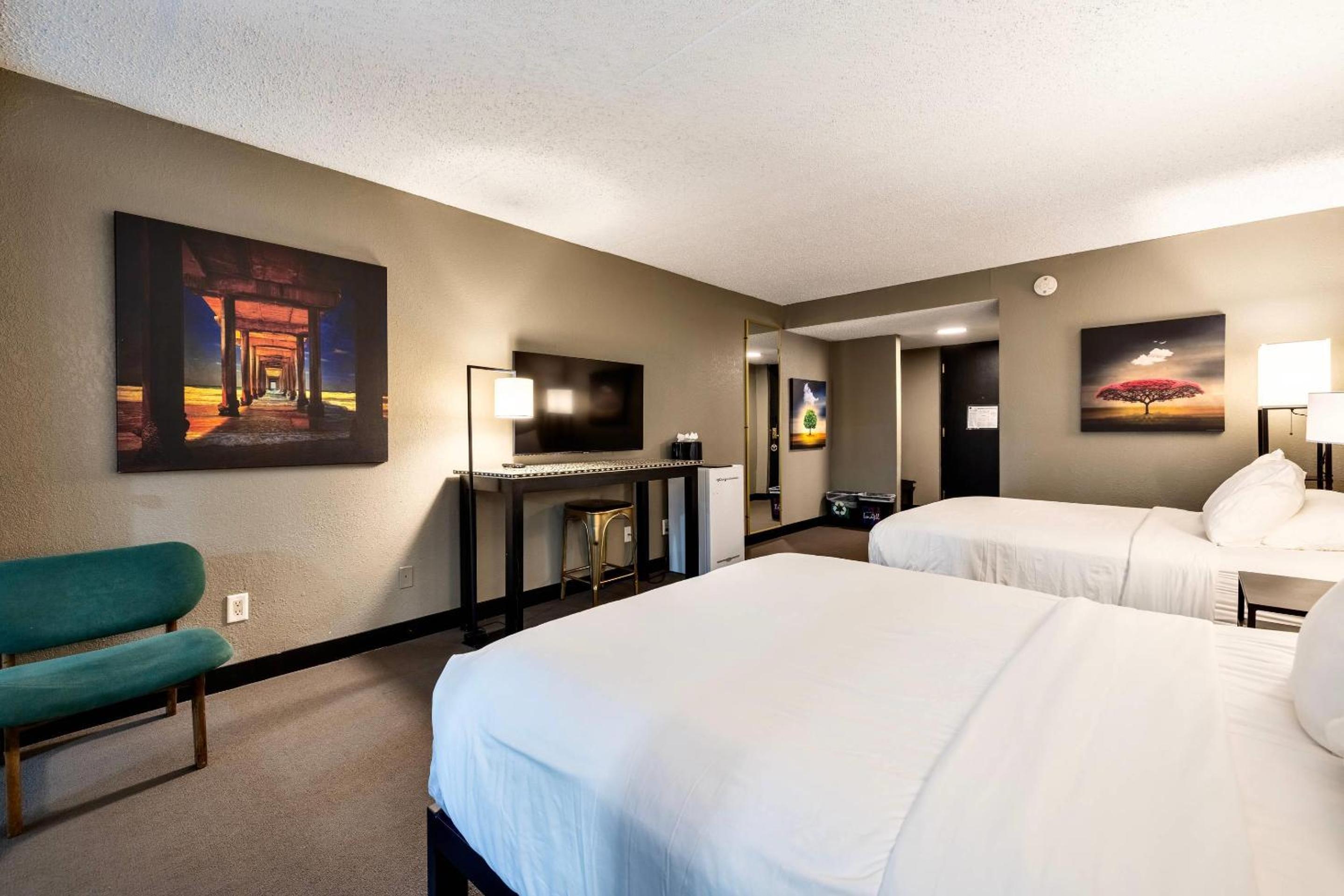 Queen Suite with Two Queen Beds - Non Smoking photo 3