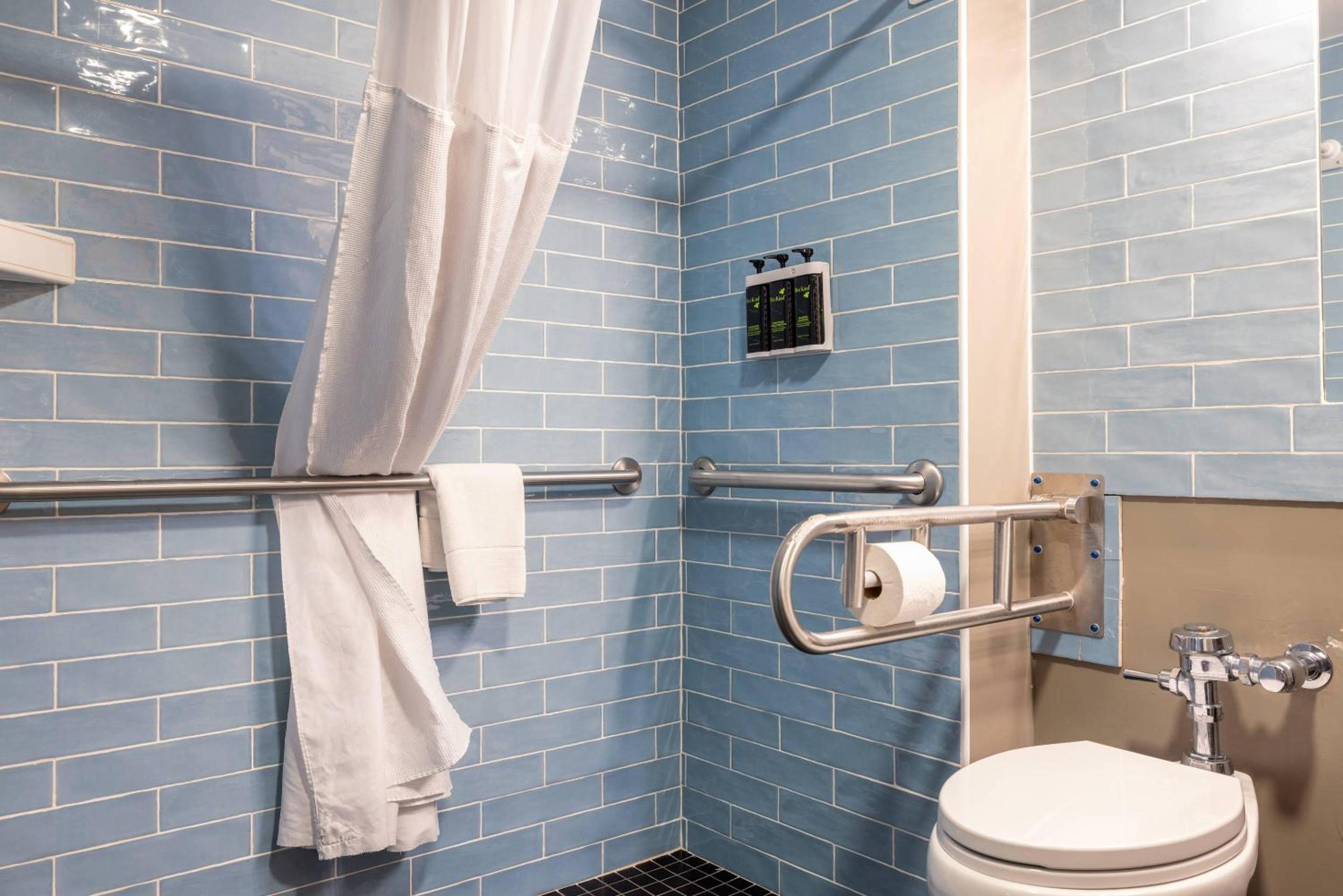 King Room with Roll-In Shower - Disability Access/Non Smoking photo 1