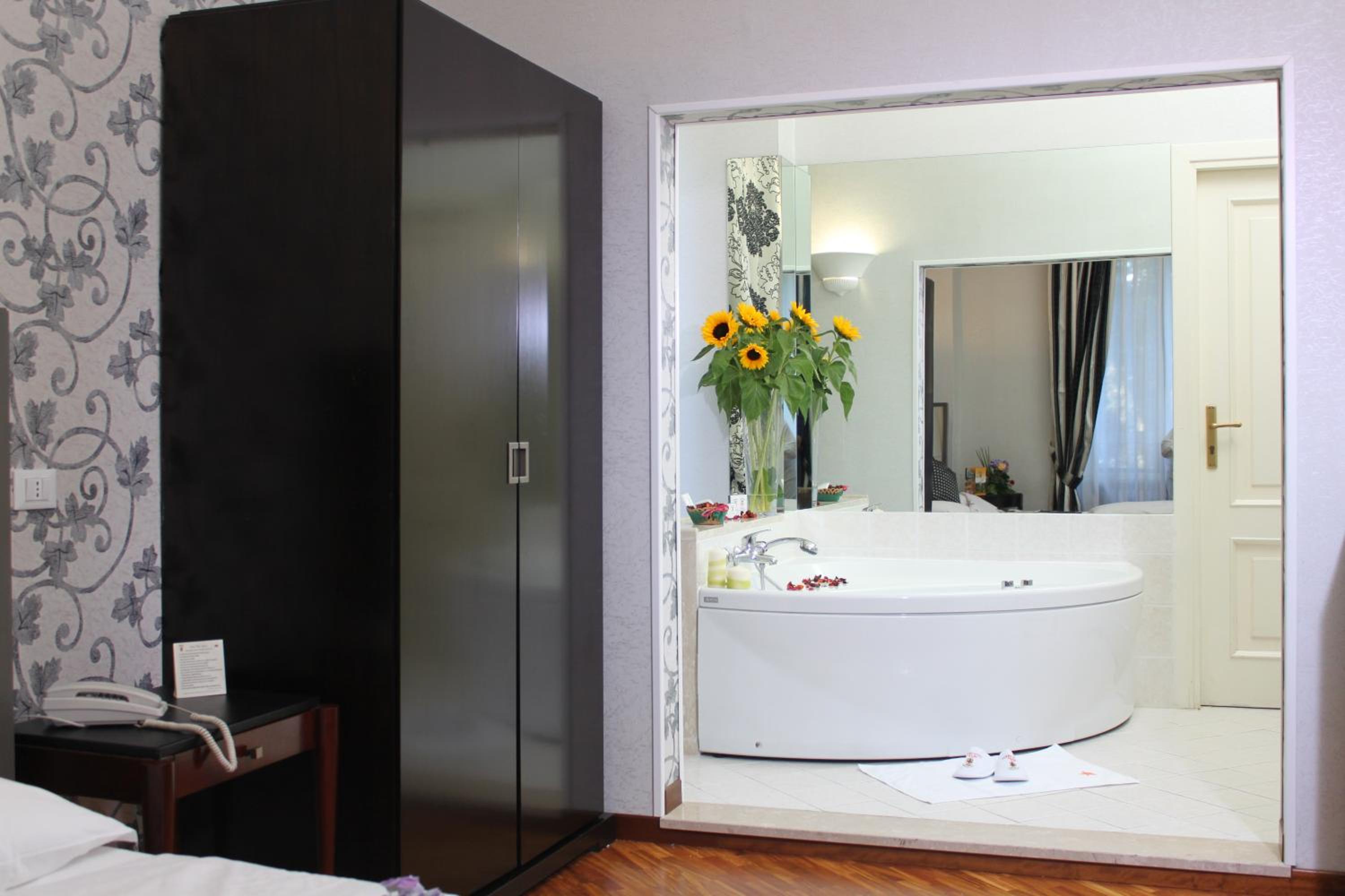 Suite with Spa Bath photo 3