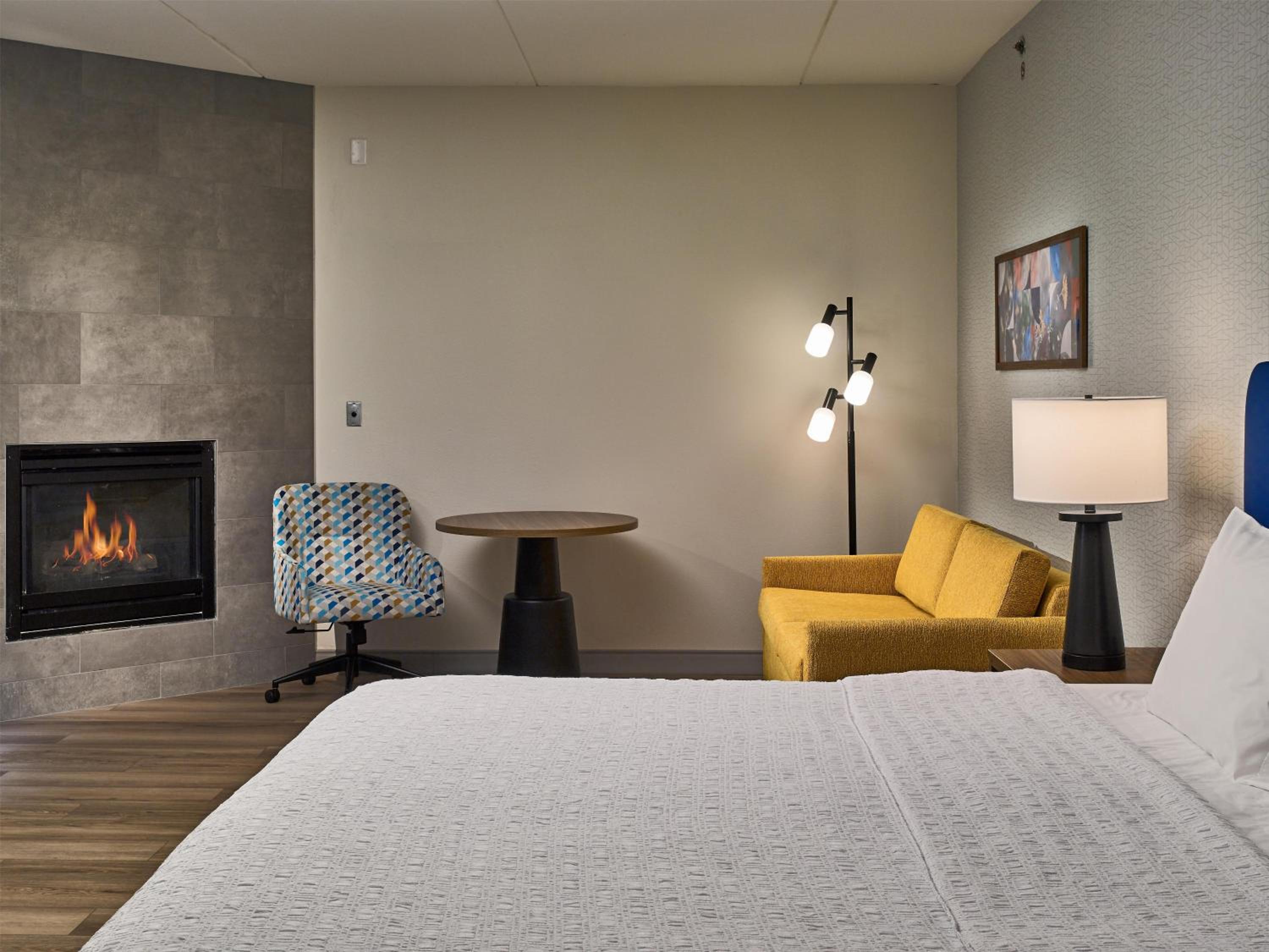 King Room with Sofa Bed and Fireplace - Non-Smoking - Photo 2