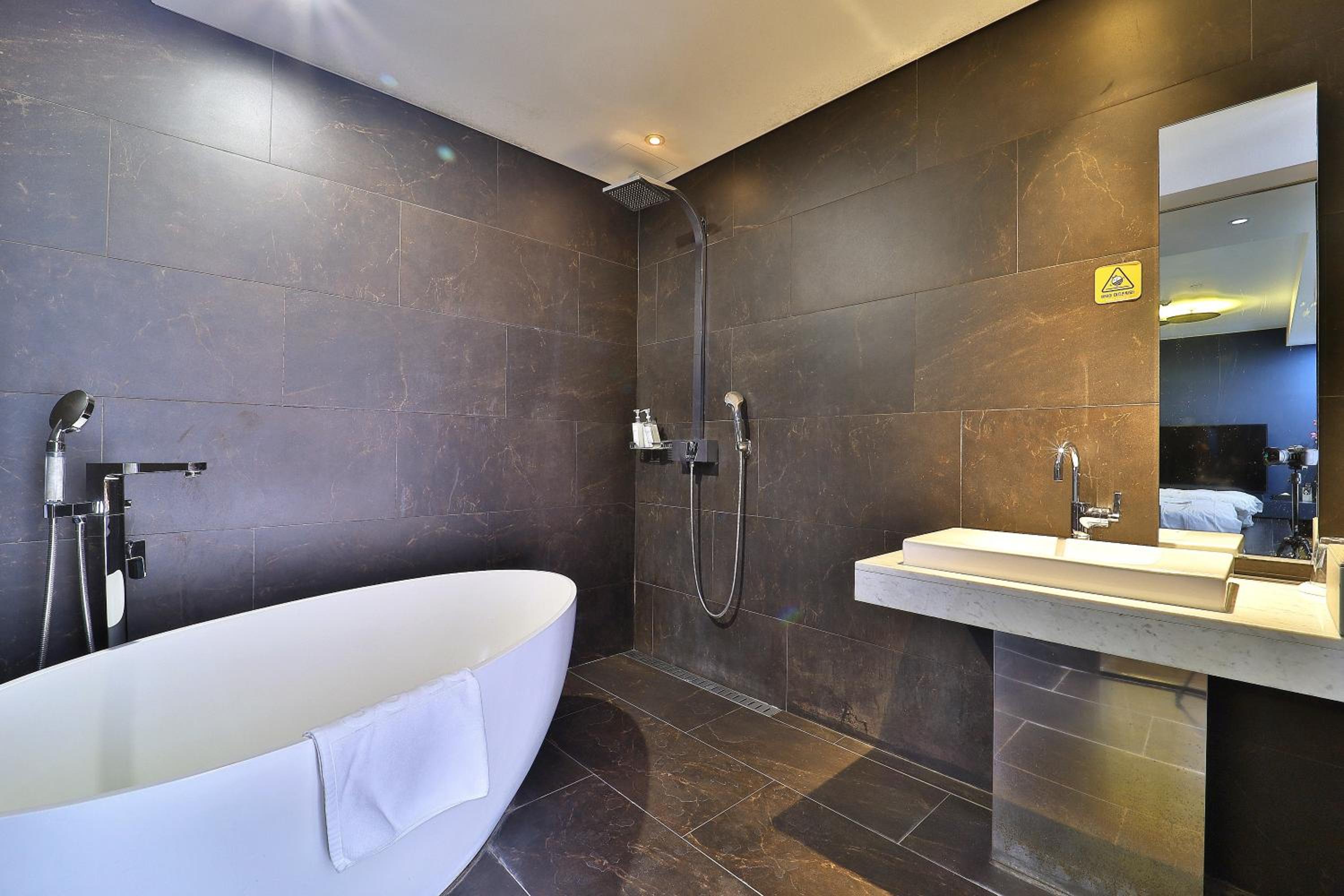 Deluxe Triple Room - Photo 7