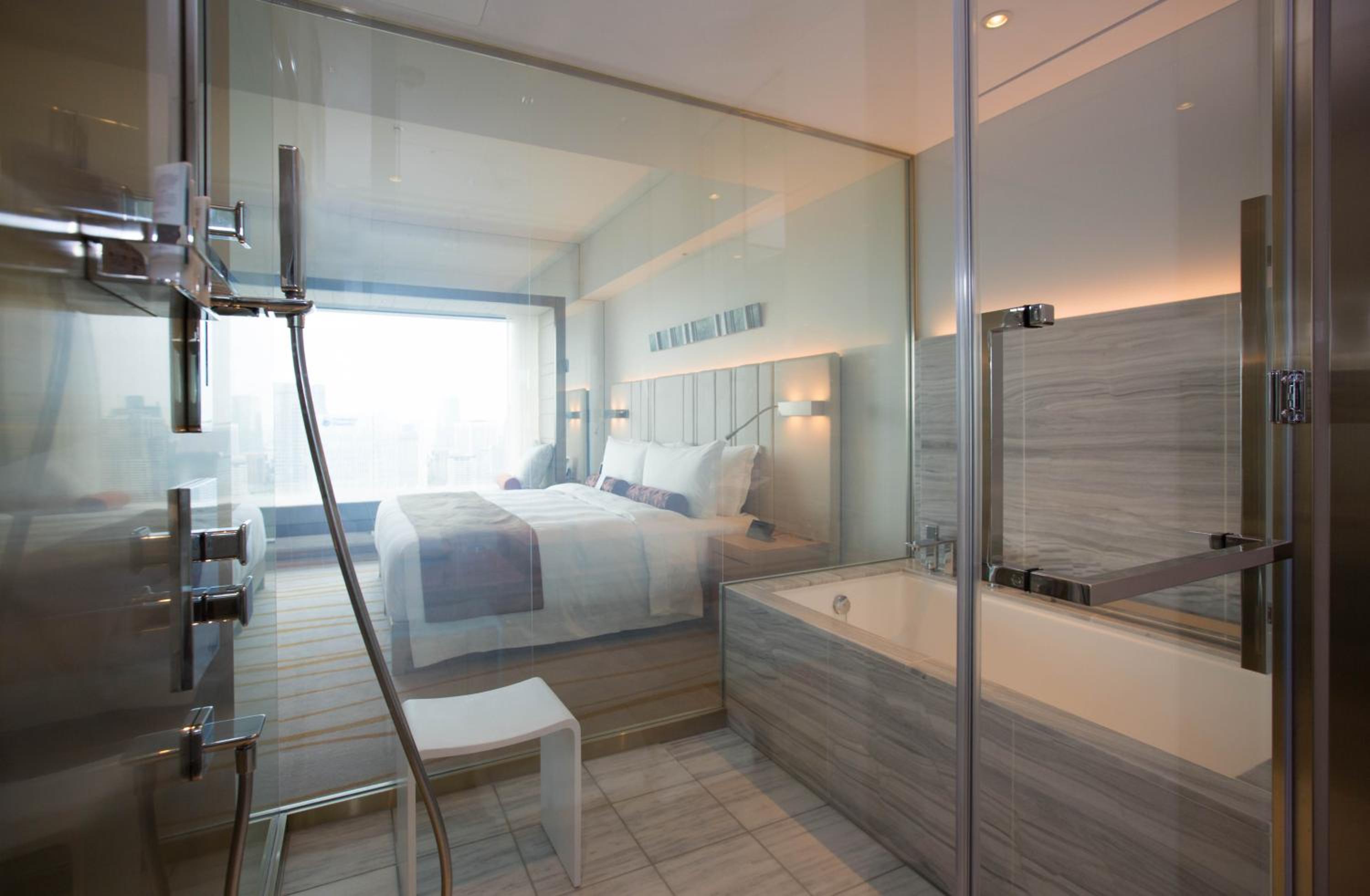 Club Deluxe King with free access to Lounge - Non-Smoking photo 3