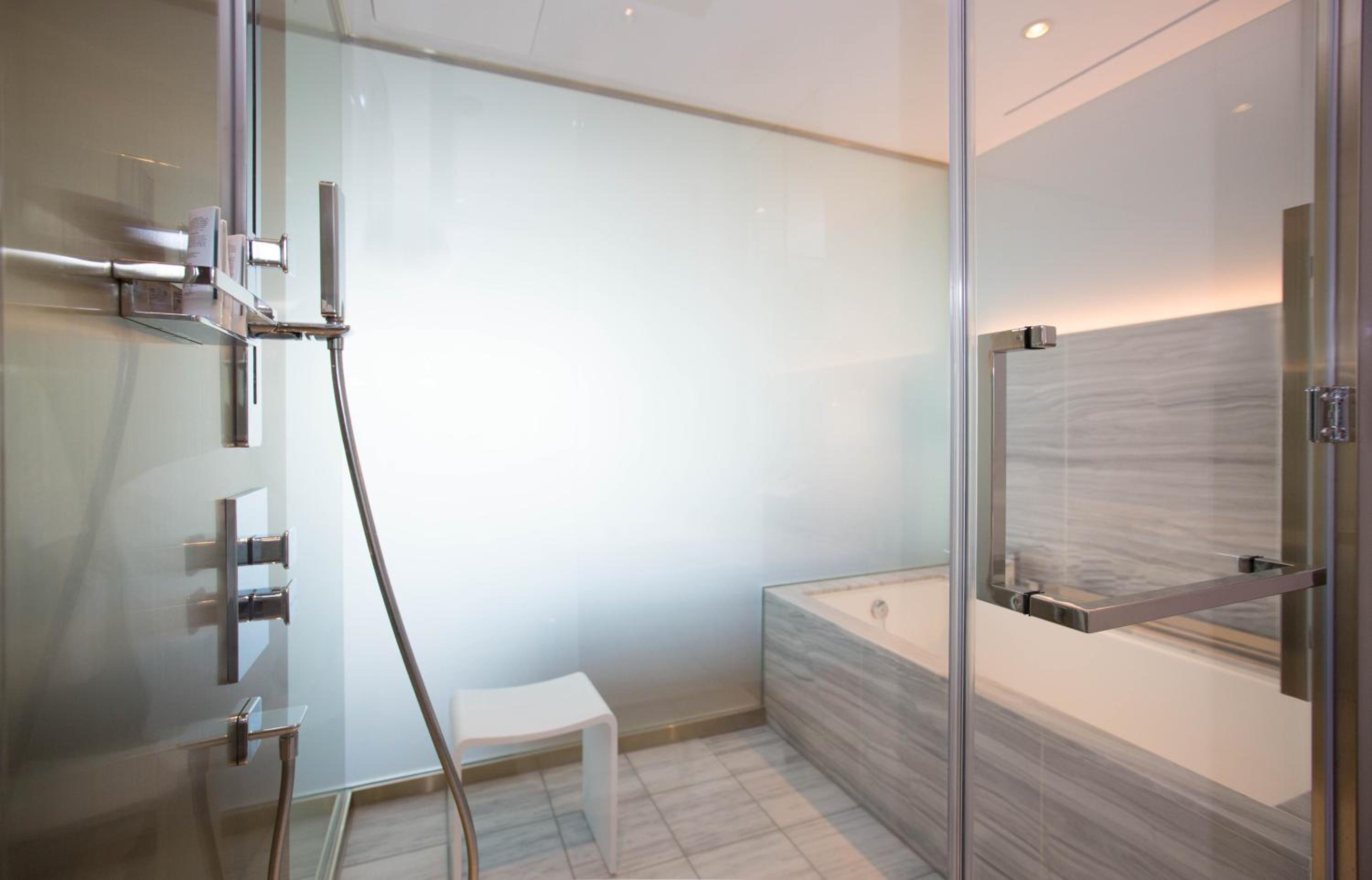 Club Deluxe King with free access to Lounge - Non-Smoking photo 2